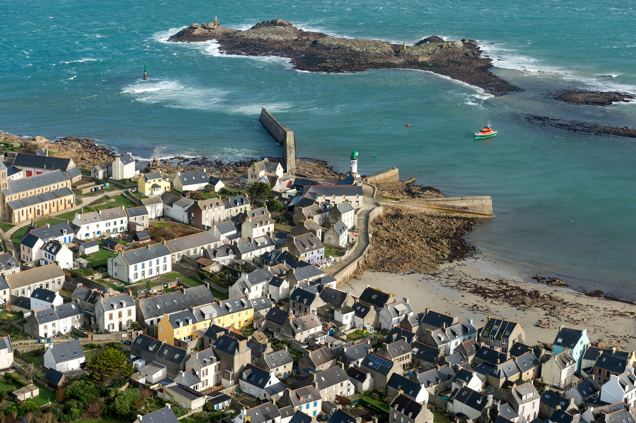 vue aérienne de l'le de sein dans la tempête et la forte houle