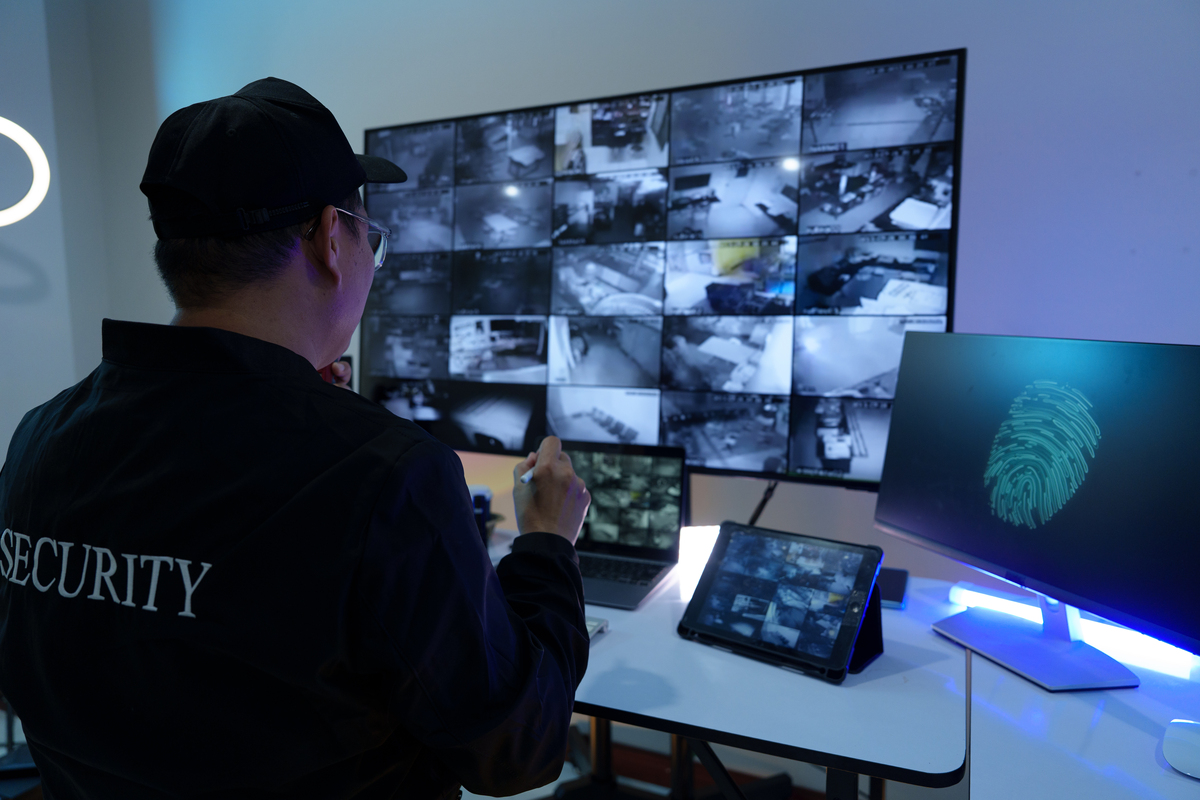 帮我写一个智能教室实时监控的论文综述