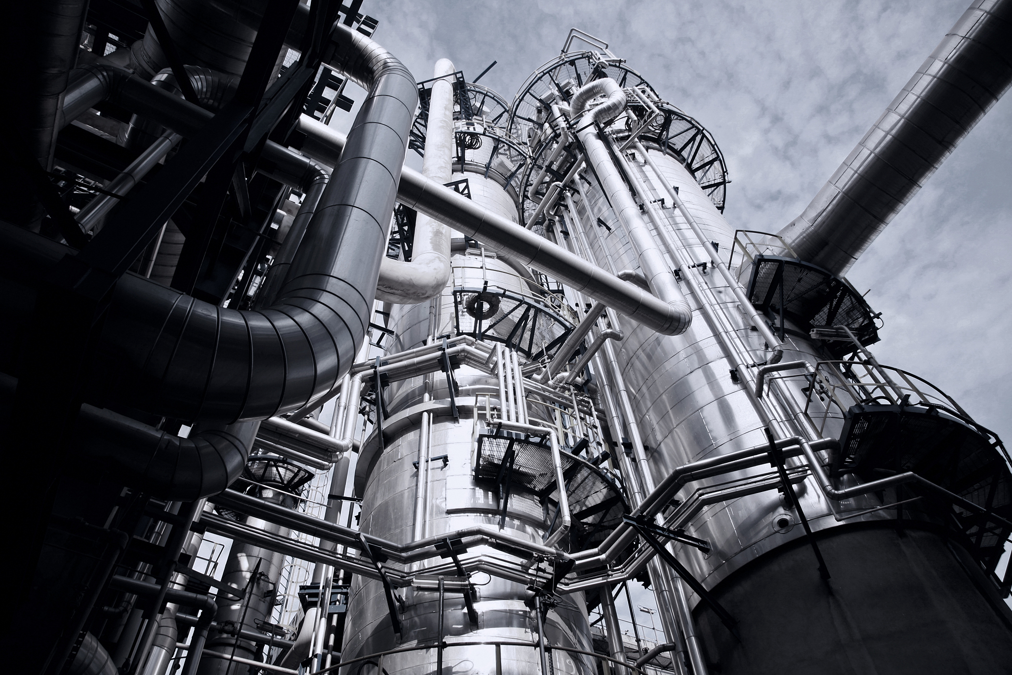 自从新中国成立以来，特别是改革开放政策得以实施后，我们国家工业水平实现了飞跃式的进步，逐渐独立自主的实现了完整的工业体系。最近几年，我国的工业生产总值超过了万亿美元，力压美国等发达国家跃居世界第一，成为工业生产领头羊。但是，与其他发达国家相比，我们的工业化水平还存在着很多的缺陷，比如，我们的自主研发实力不强，没有核心技术，重要资源的匮乏，环境约束日益严重，新型技术的应用不广，工业生产的信息化管理不够普及等。换个说法