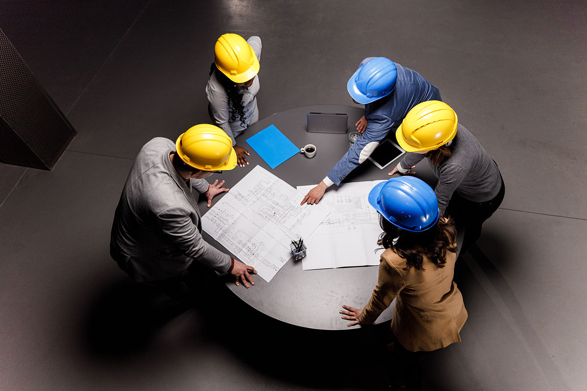 你是一名高级项目经理你如何处理项目中的压力和挑战？