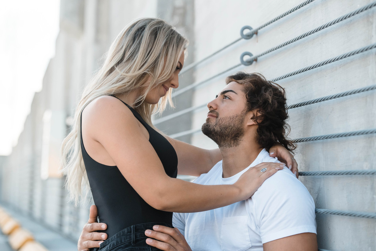 我的女朋友老是觉得安全感不足我该如何恰当地告诉她呢请你帮我想一段话发给她