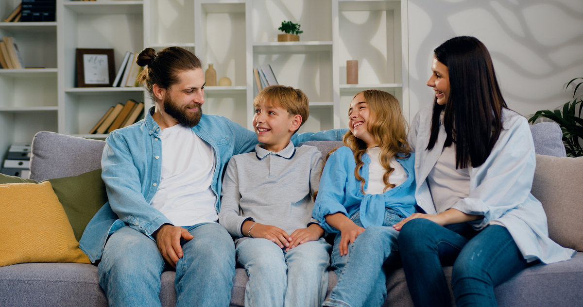 在外打拼多年的女儿冷不丁回到家妈妈丝毫没有欢迎的意思反而奇怪她怎么回来了回来干什么在外边混不下去了？正相反回来是要告诉你们我找了个男人要跟他去德国以后呢我就不回来了骗谁呢？谁要你的？眼瞎了。东尼早已经习惯了这个家的冷漠爸爸听到这个消息表示我把你养这么大你一天都没孝敬过我想这么就逃到天边去我不批准晚了。东尼本就没有征求他们意见的意思直接从包里拿出了结婚证告诉他们自己老公是欧洲名牌大学的博士。妈妈看了