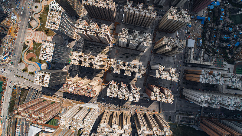 赛博朋克世界中高层建筑的空中花园里有什么可以拦截子弹的掩体？