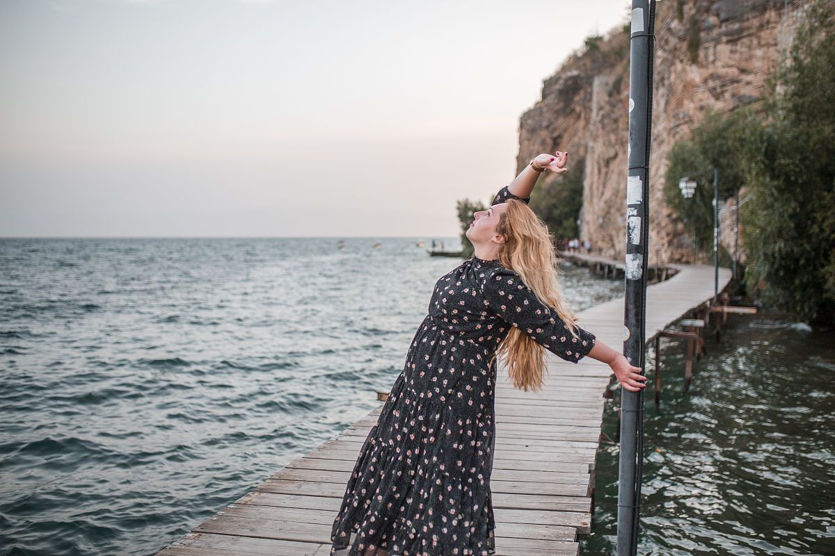 写一篇摄影之旅：寻找最美的拍摄点记录旅途的美好瞬间