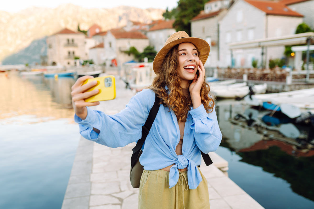 扮演一名旅游博主写篇500字最简单的幸福：你们在闹、我在笑。的短视频治愈文案