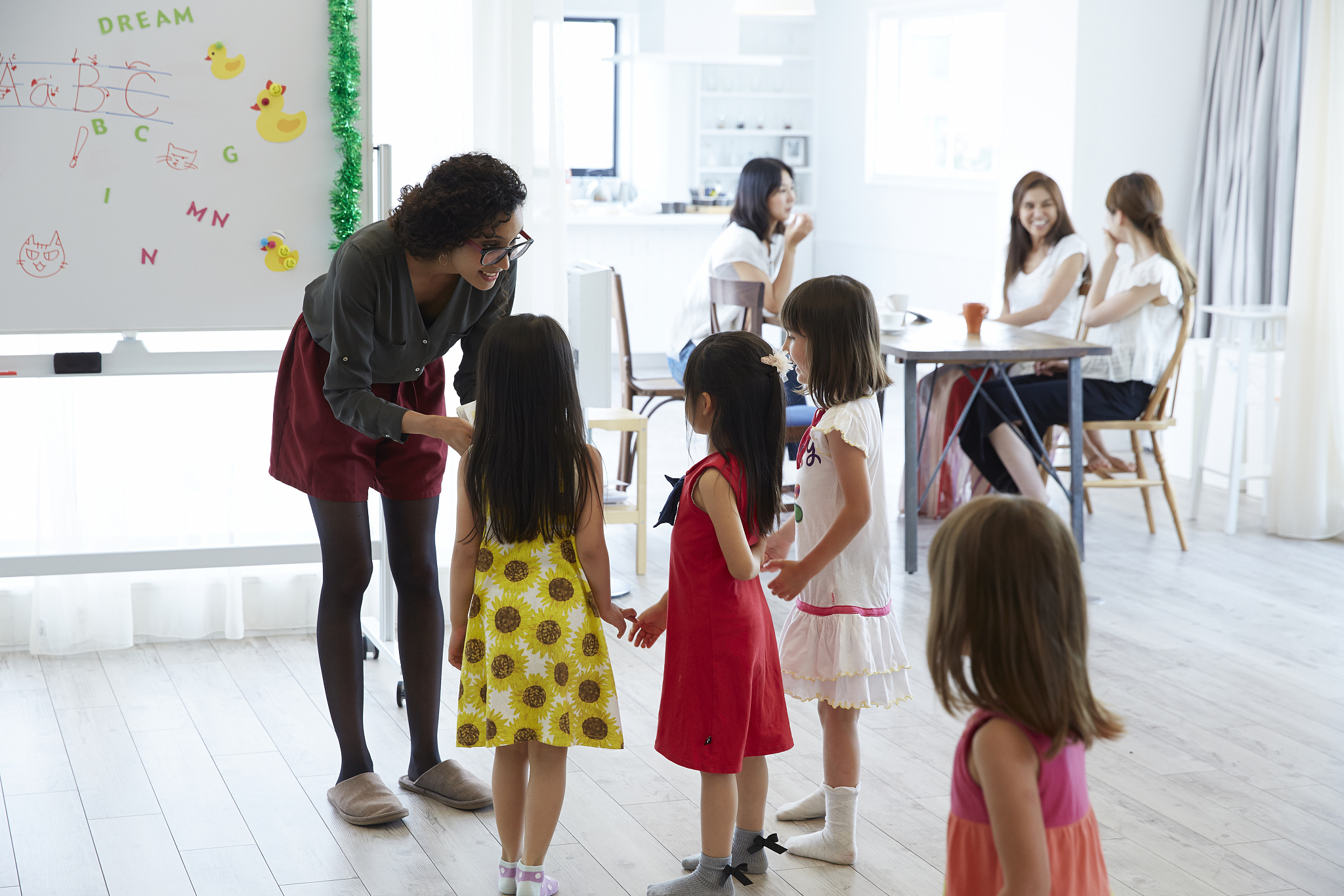 请围绕幼儿园课程 、教师、儿童、保教质量等拟定一篇3000字论文的题目：
