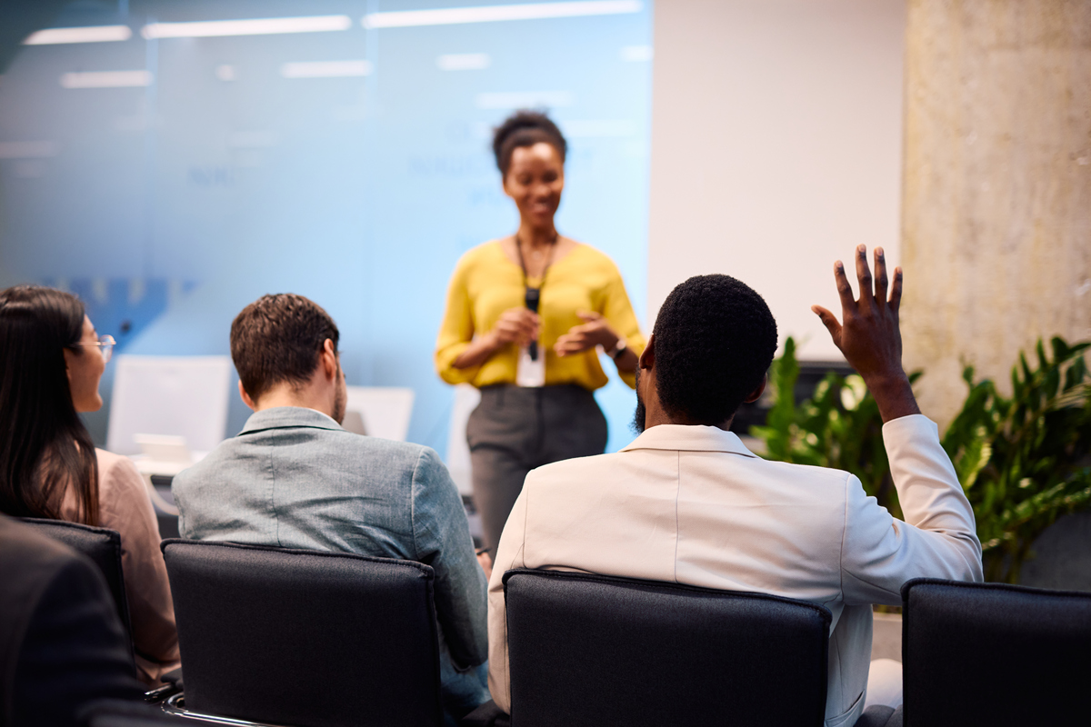 为什么曾经学校里的尖子生到了职场就不行了？校庆50年晚宴上主持人感谢了为母校捐款的企业名字和同学名字没有一个是前10名的尖子生。反而这些捐款的企业做得不错的同学他们在学生时代成绩一般但很活跃参与各项社交活动。