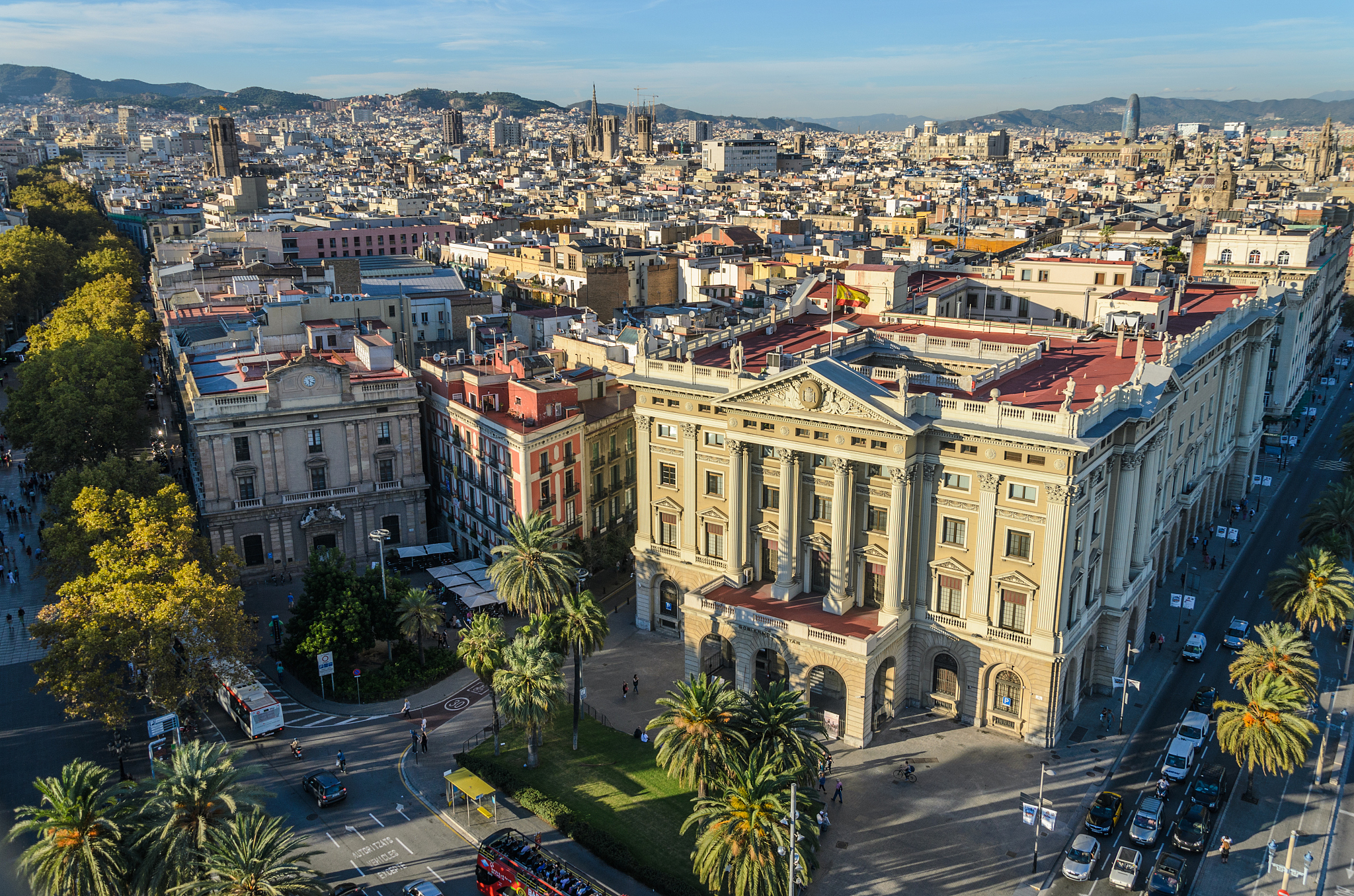 加泰罗尼亚广场吧能不能帮我介绍一下这个广场？我想给我的学生介绍一下因为他下周就要去西班牙了用PPT的形式介绍一下要求有中文和西班牙语