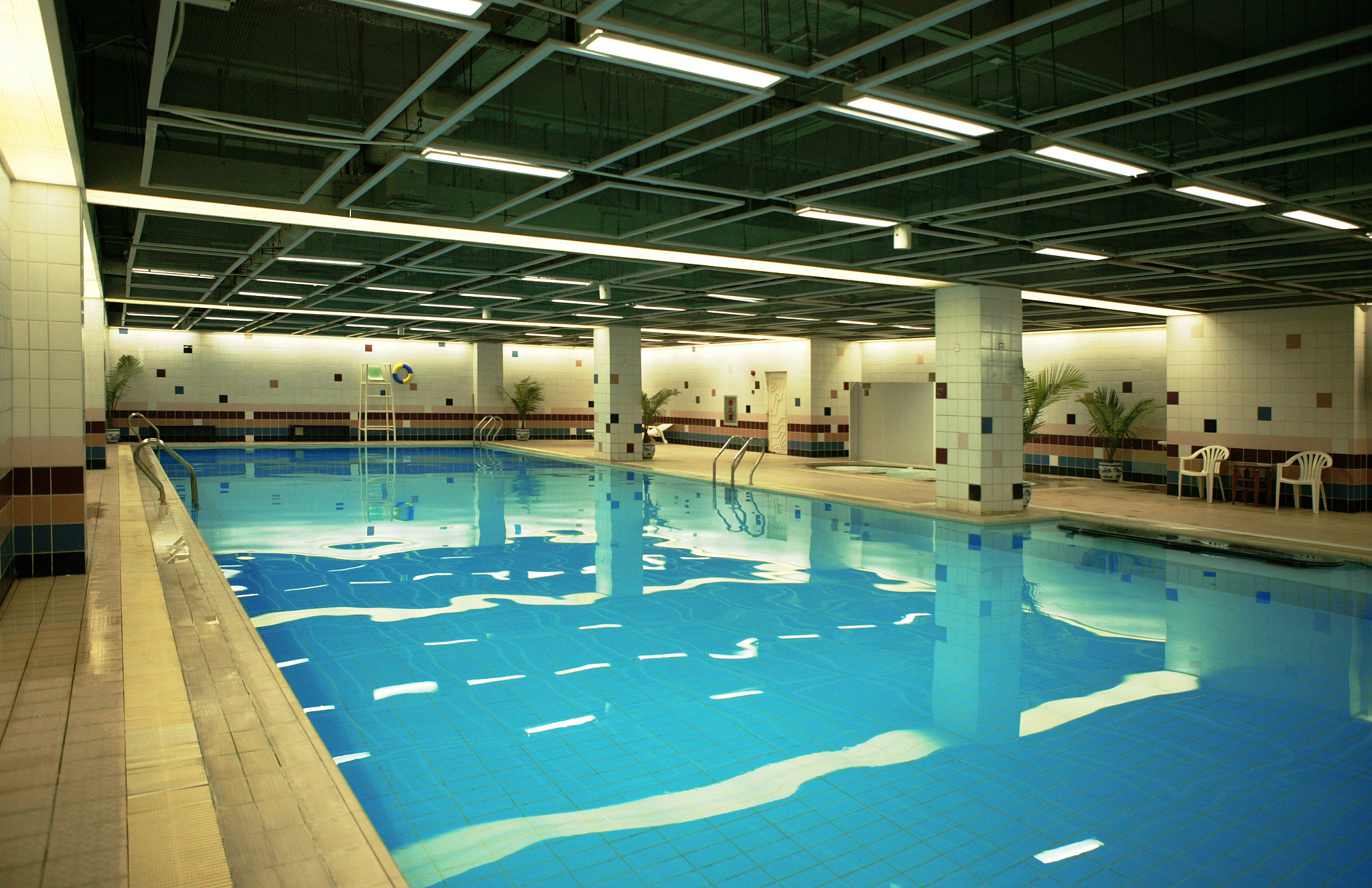 游泳馆加盟赚钱吗？ 探索这个新兴市场的机遇与挑战