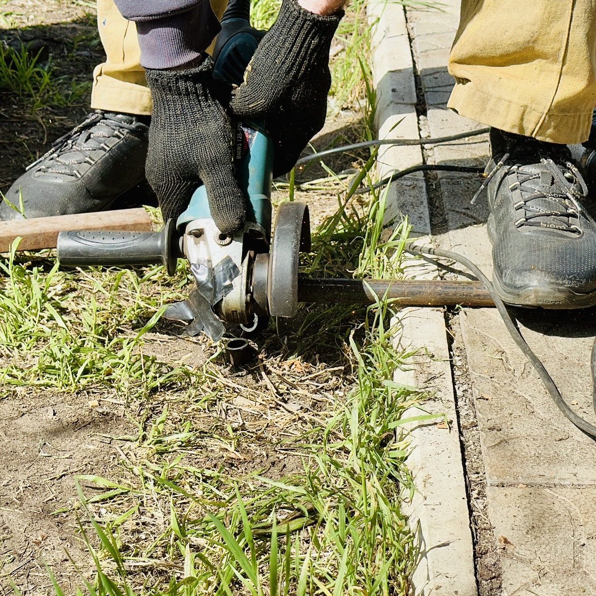 手动式水稻育苗覆土机推着沉重怎么办 帮我用300字描述