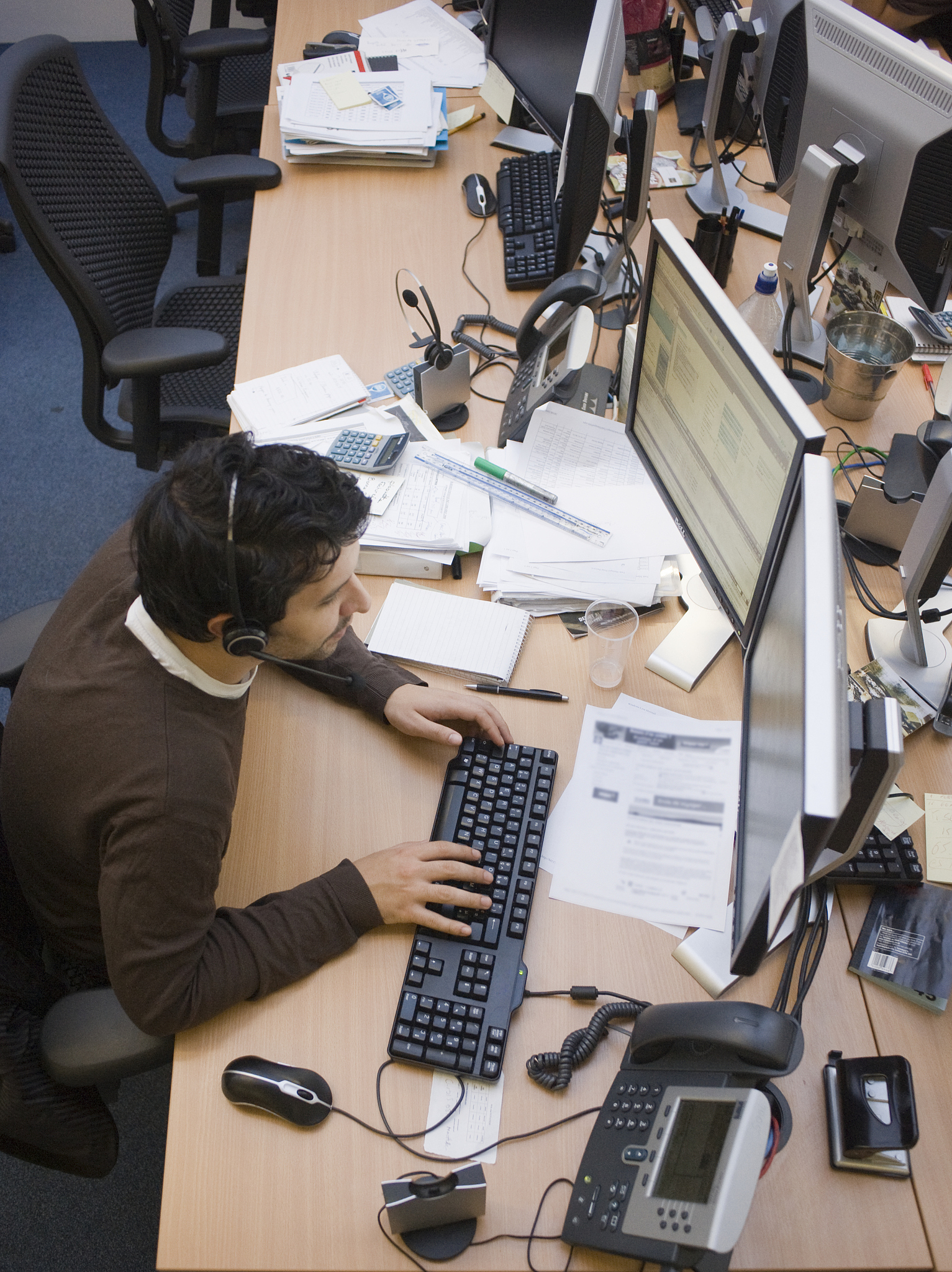 businessman workin<strong>g</strong> in office