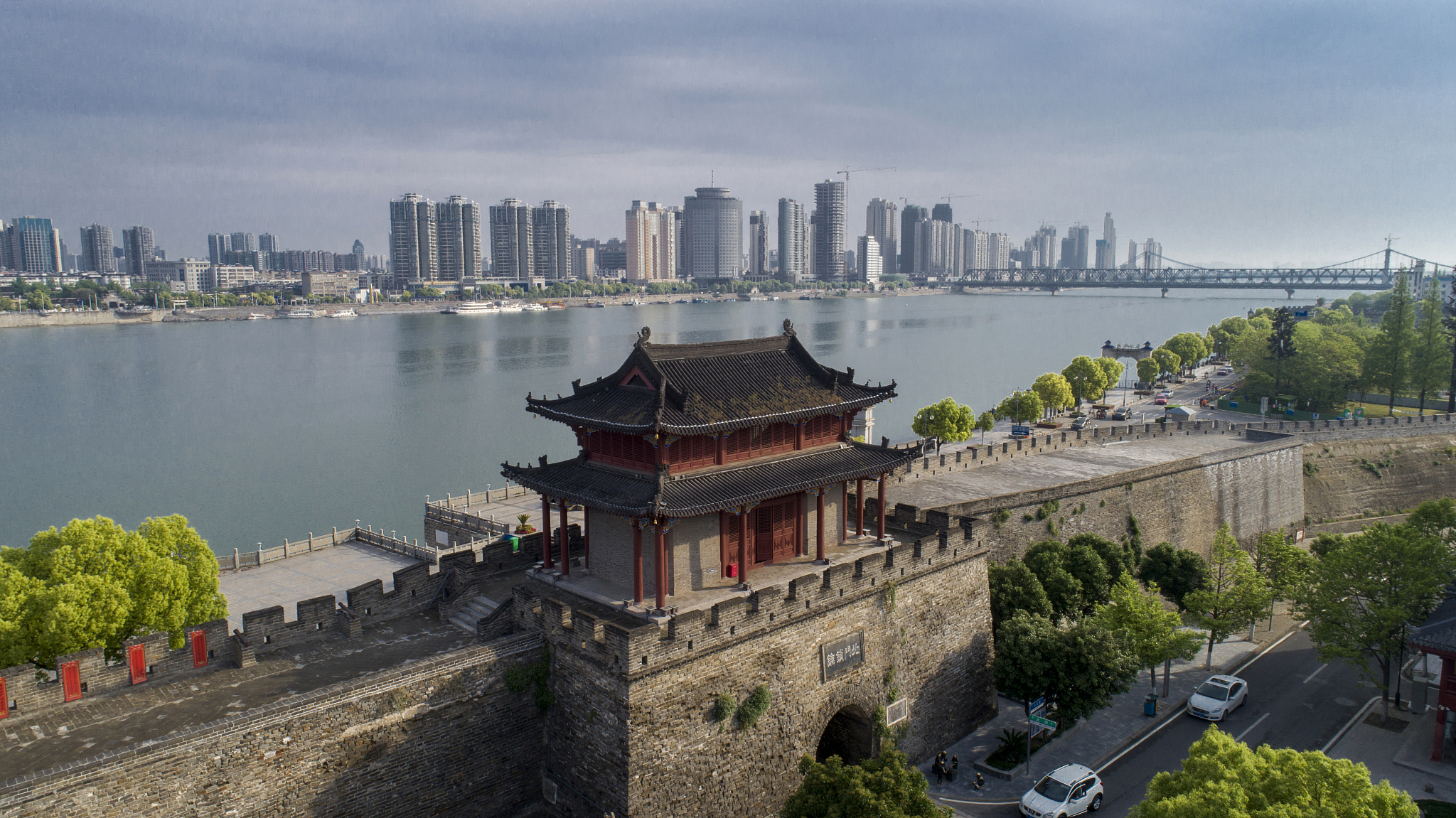 一江春水穿城过,湖北襄阳临汉门景色.