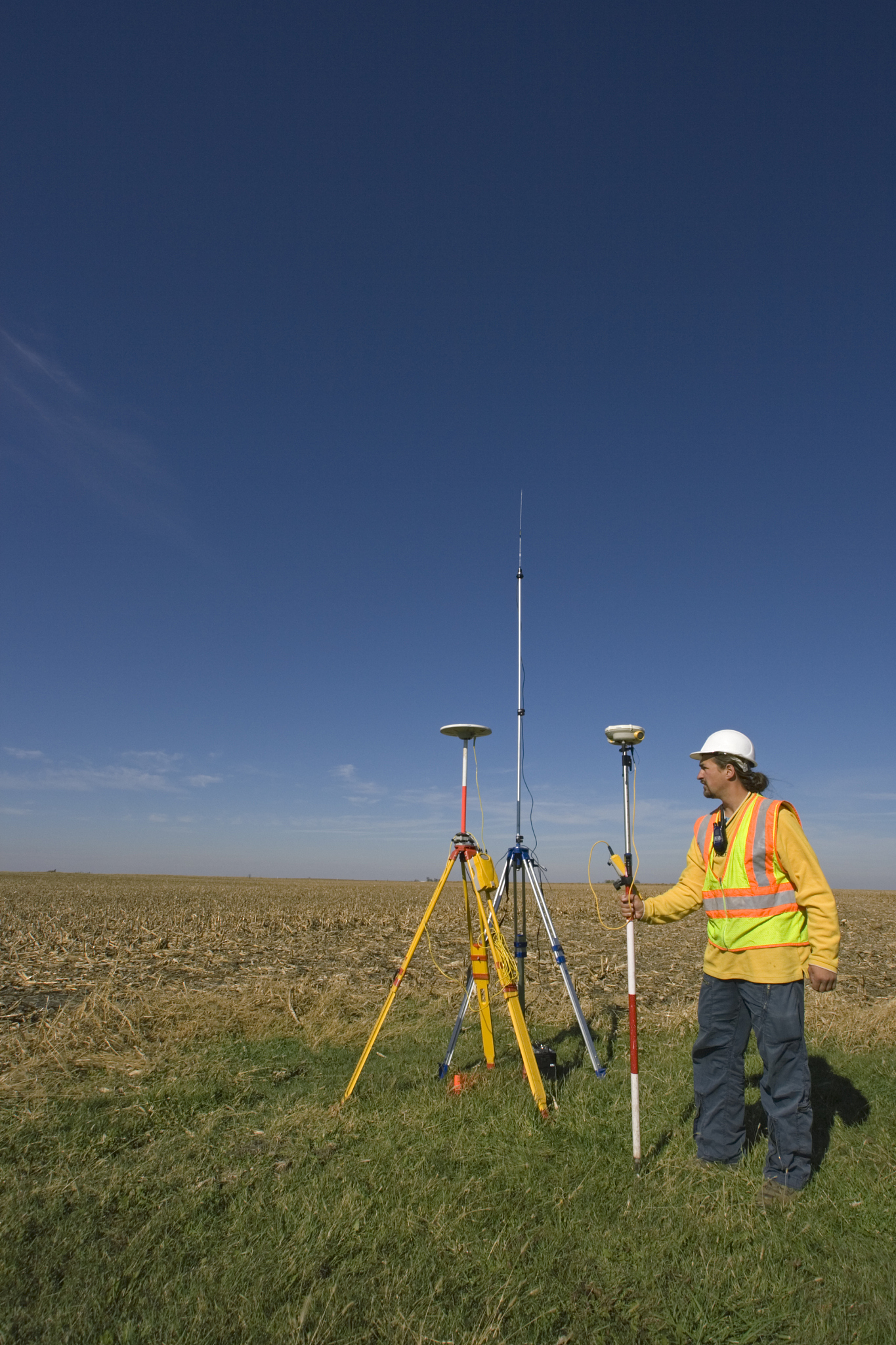 改写利用GNSS进行高精度大地测量的基本观测量是GNSS接收机所接收到的载波相位观测量这是由GNSS卫星发射的载波信号相位同接收机自身产生的载波相位的差值。目前载波相位观测量的分辨率可达1mm