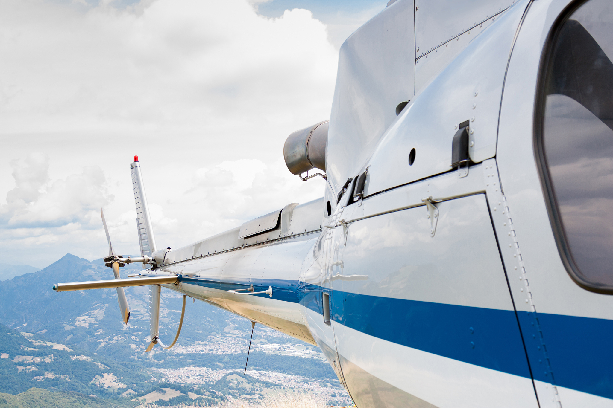 奇迹行者与科比双子塔直升机冒险：自由与友谊的空中之旅