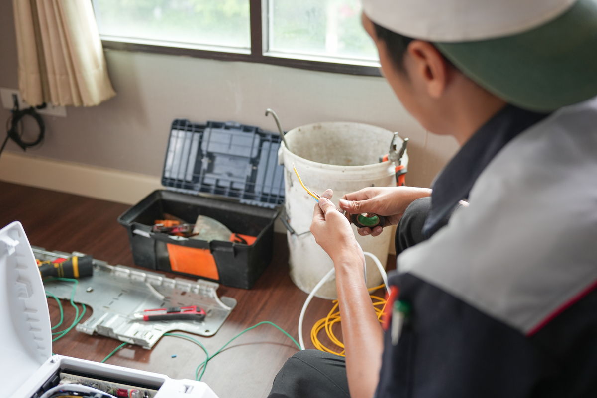 60岁老电工职业访谈：40年经验分享，电工需要哪些技能和品质？