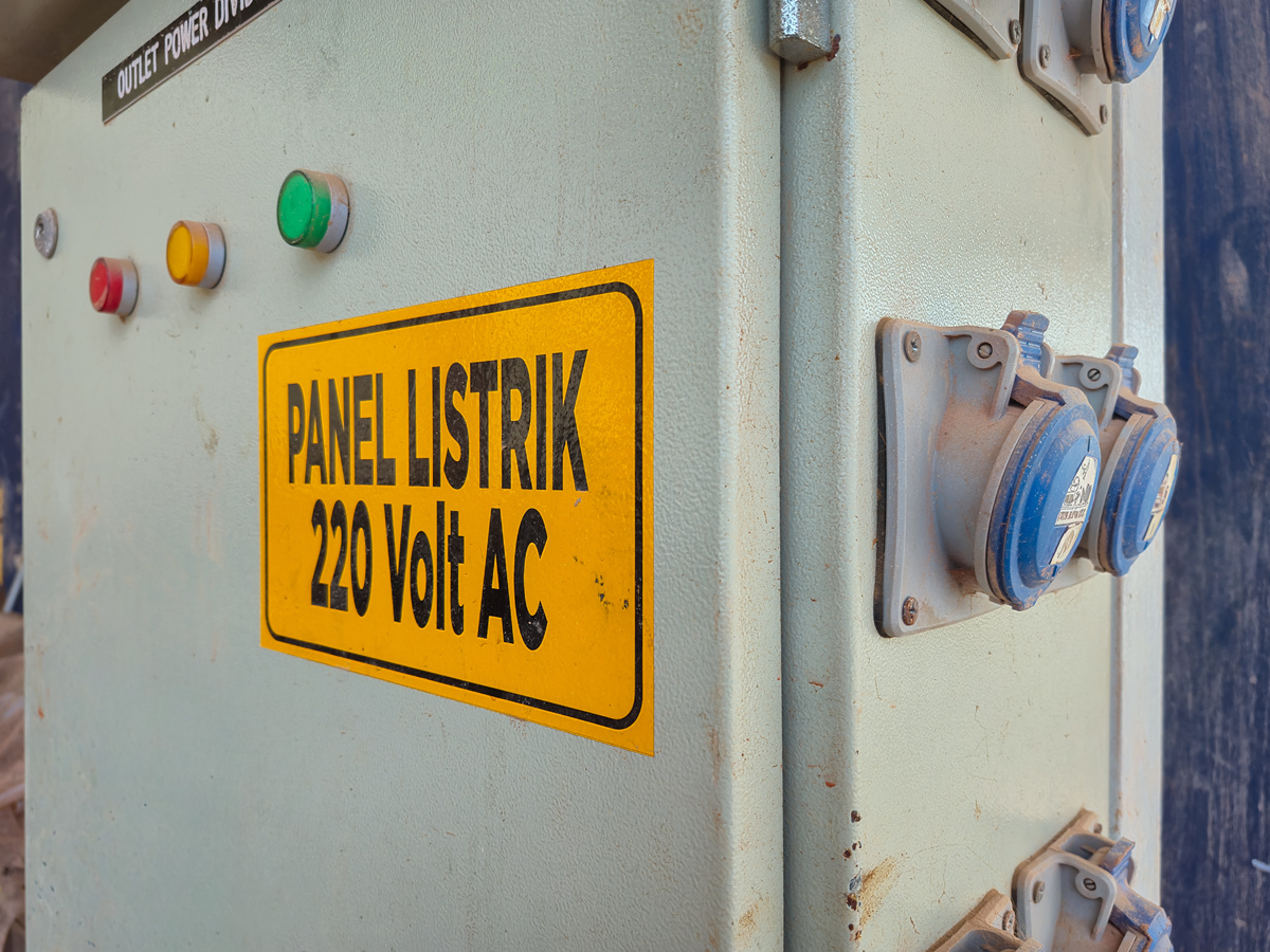 带有"panel listrik"字样的电表箱,英文为"electrical