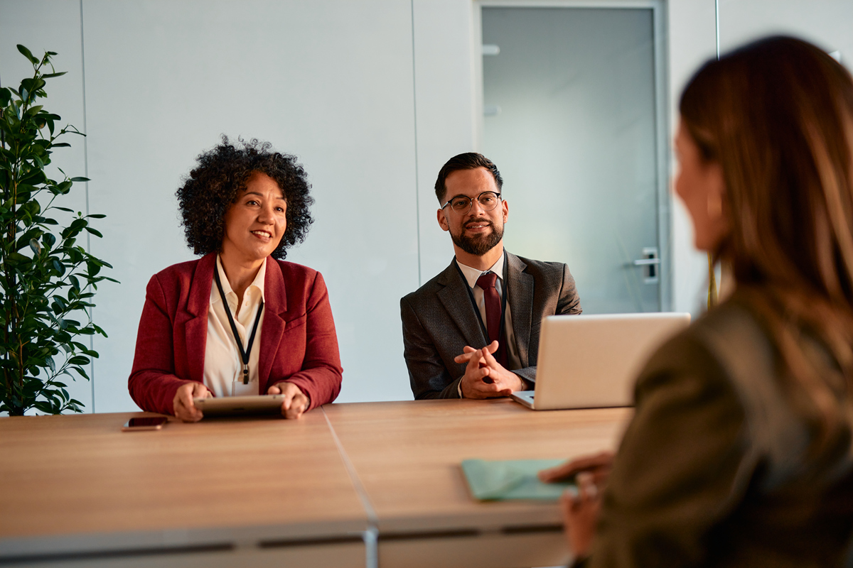 职场角色解析：实习生、正式员工、老员工的差异与发展