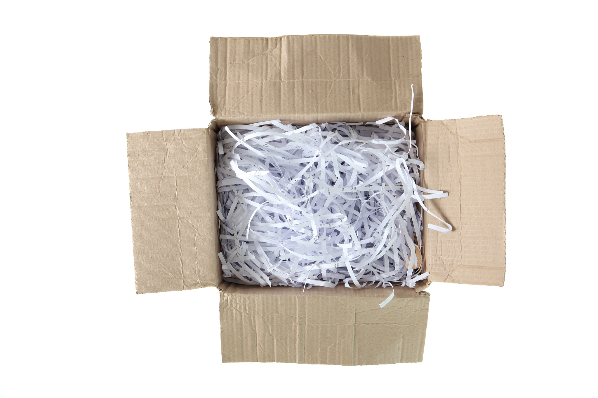 请翻译现场见包装箱右侧靠近箱壁位置水湿更严重那里正好是破洞的正下方。