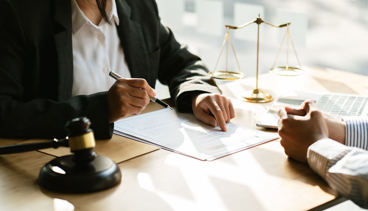 刑事案件选择律师指南：如何找到最合适的法律守护者？