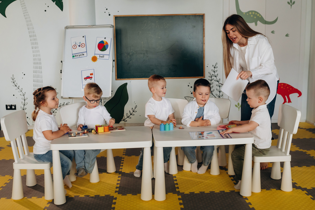 对下段话进行英文翻译：本论文旨在调查小学数学课堂即时评价的现状以唐山市路北区A小学为例进行研究。研究采用问卷调查法和教学观察法对该区域内小学数学教师进行了调查和观察。研究发现小学数学课堂即时评价在唐山市路北区存在一定的问题包括评价方式单一、评价内容不够全面、评价结果不够准确等。同时教师对于即时评价的认识和应用也存在一定的局限性。基于这些问题本论文提出了改进小学数学课堂即时评价的建议包括多元化评价方