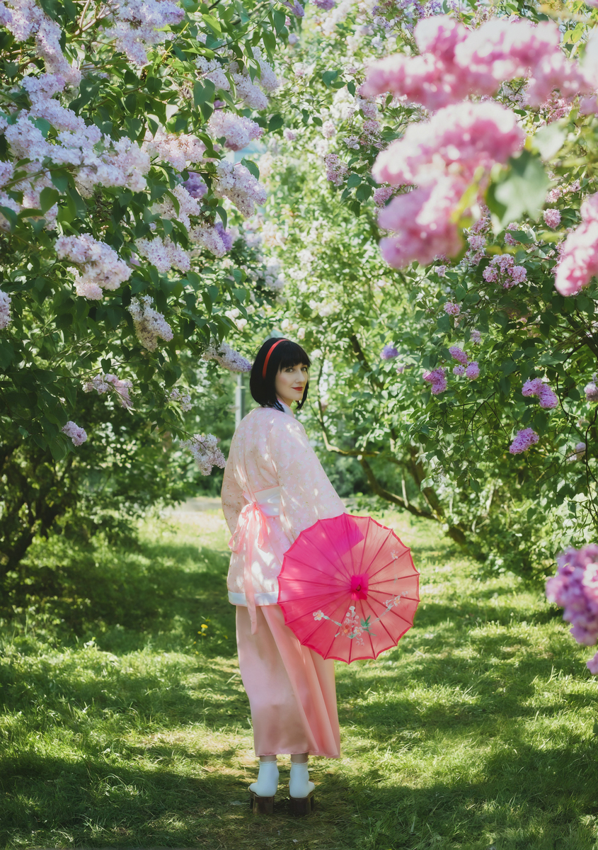 红衣少女诗词：如花般绚烂，美如春日花园