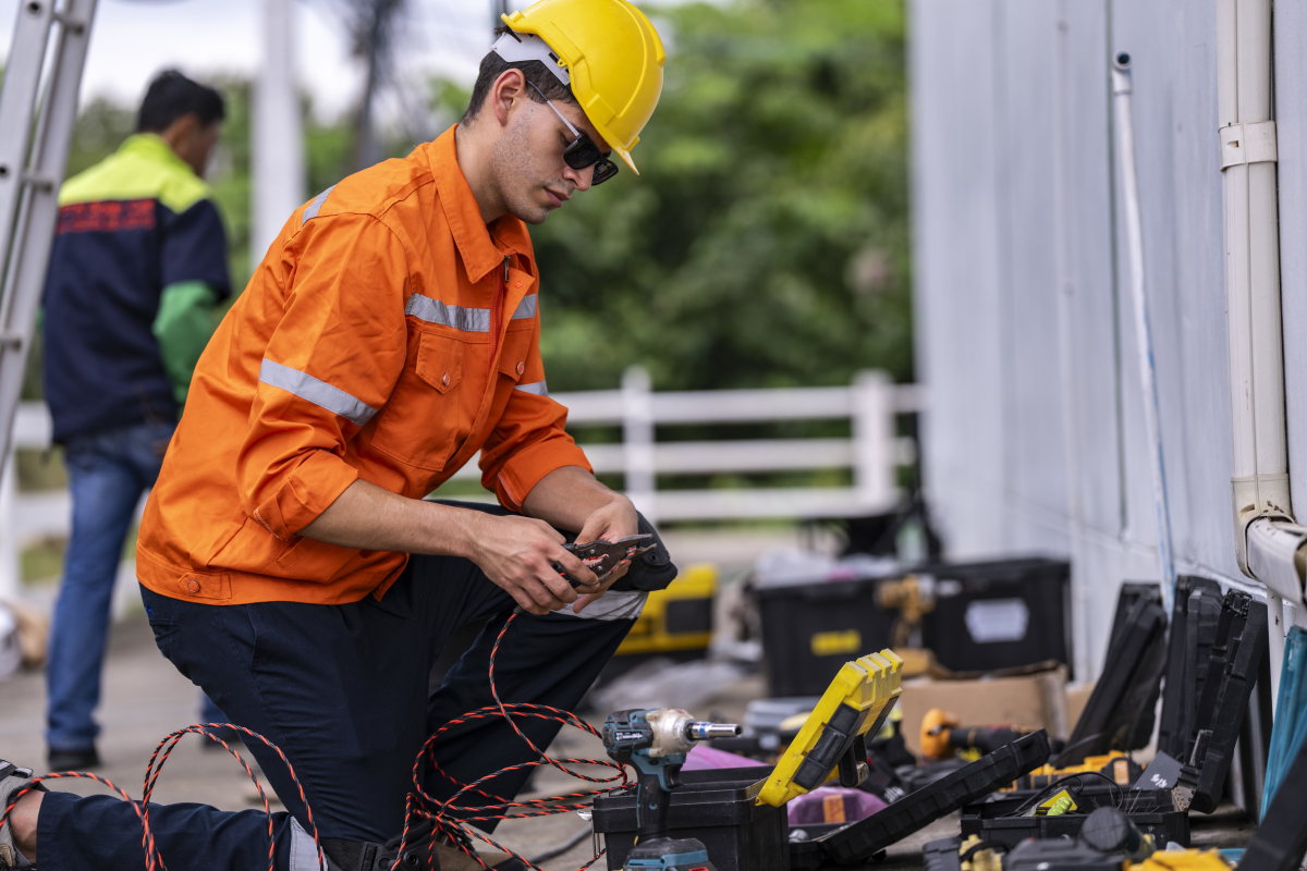 80岁老电工的职业智慧：5个问题探寻电工行业发展