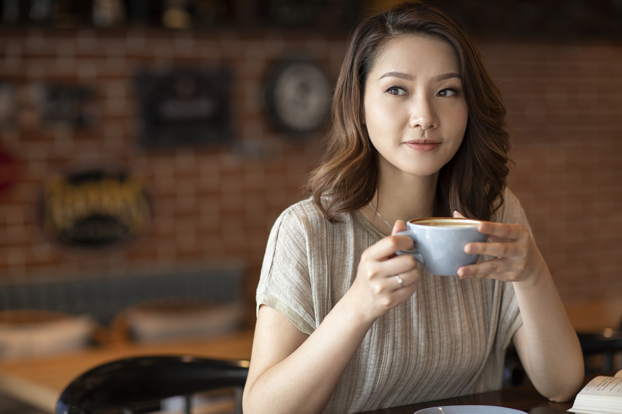 优雅女士在咖啡店喝咖啡