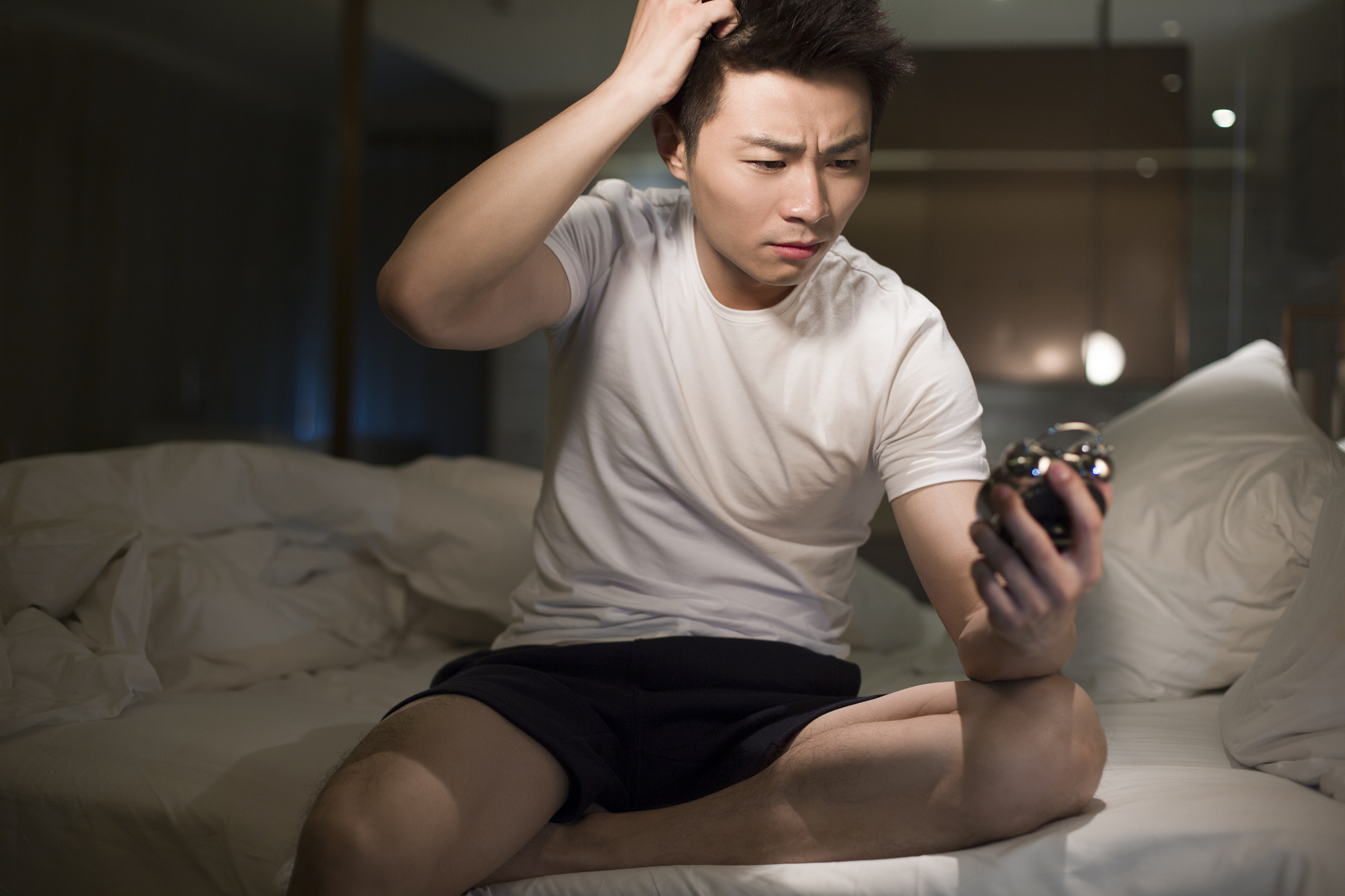 年轻男子深夜失眠
