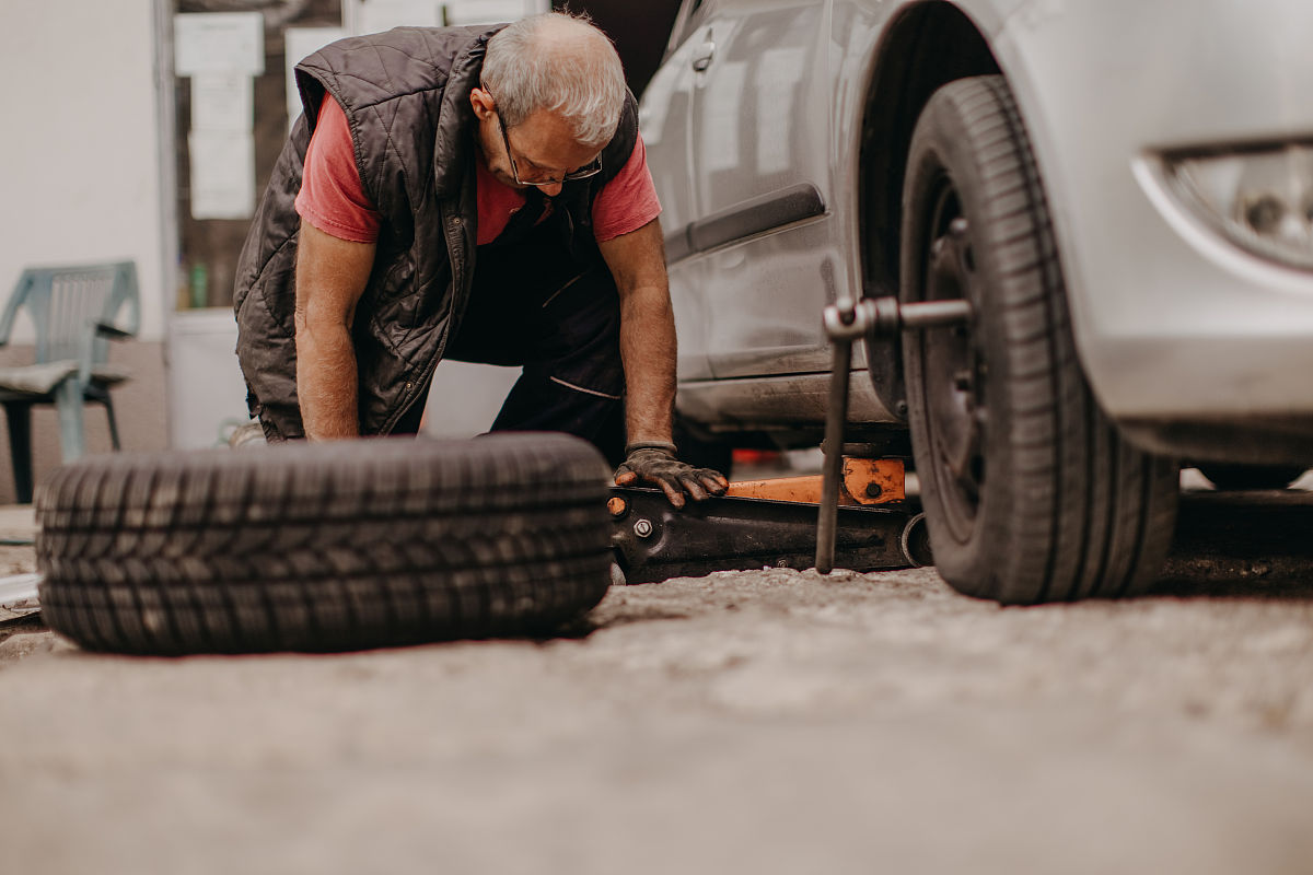 请以辛柄含为主人公写一个修车工悲催的一生的小故事