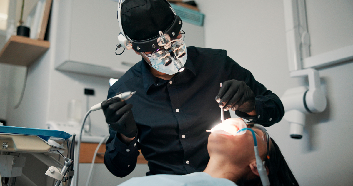 习口腔修复工艺专业能当口腔医生吗？