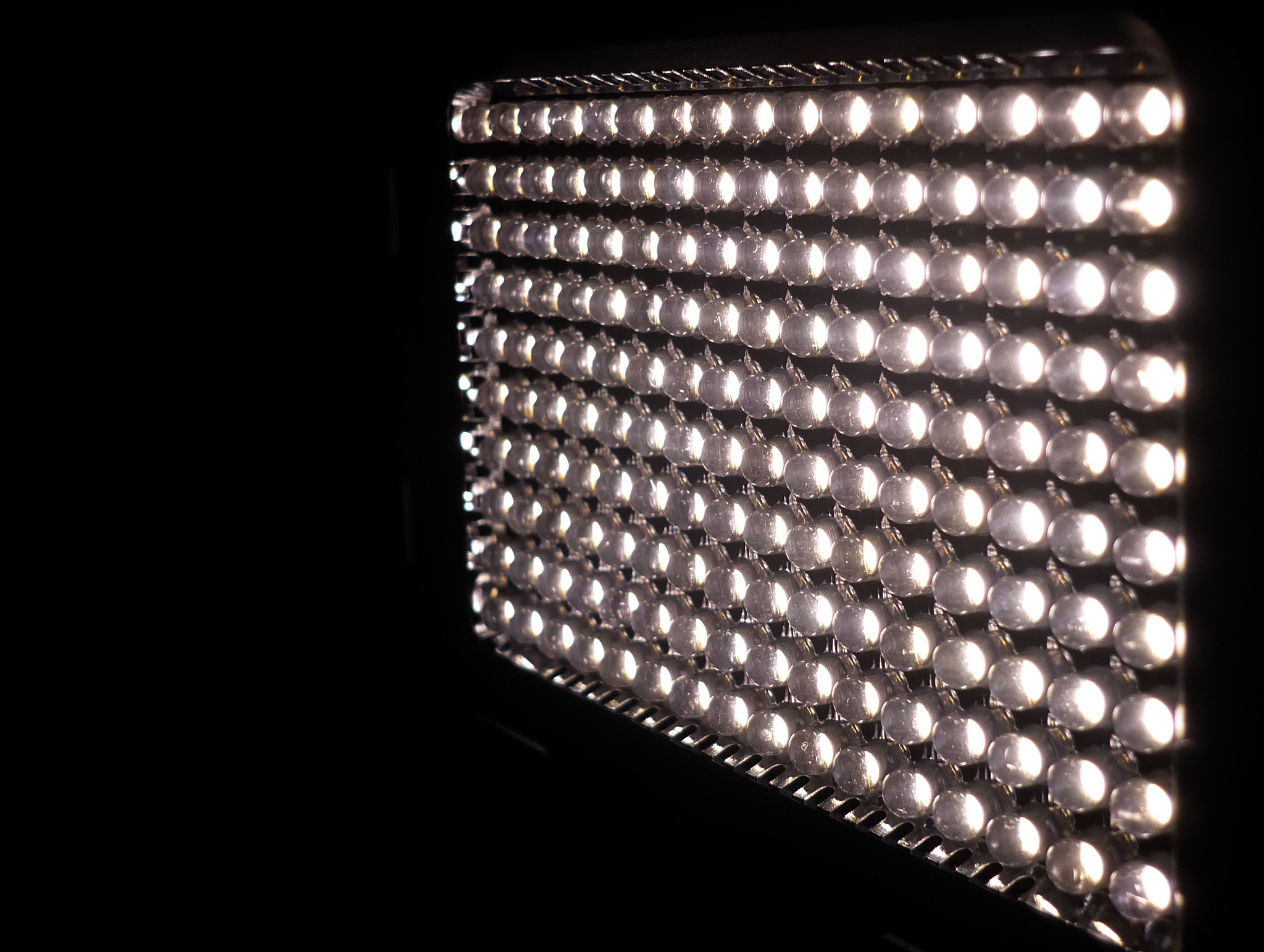 请将以下内容翻译成标准对称的英文公司使命提供最佳体验、最节能的LED产品和最优质的服务为世界呈现视觉盛宴。