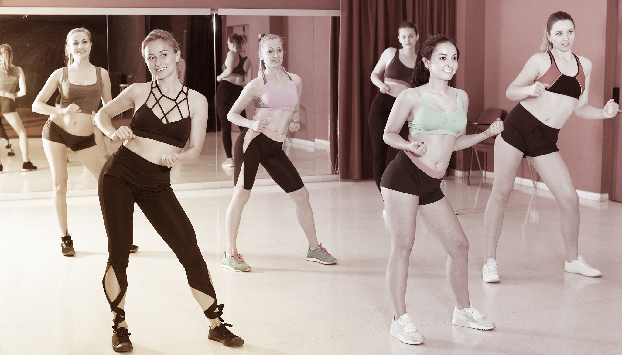 一个亚洲女人在大街上跳舞