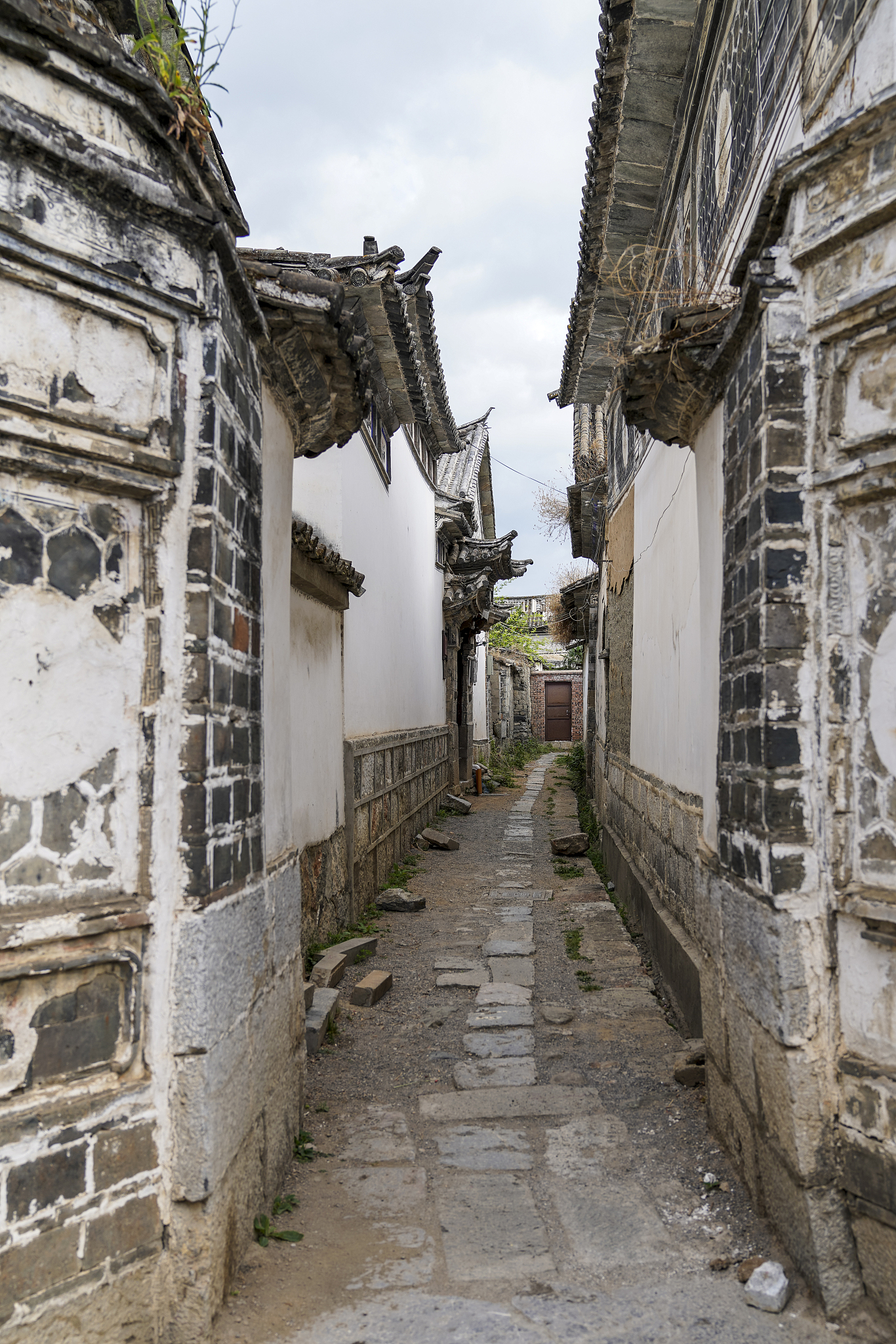 你是一个旅游达人帮忙制作一份大理和丽江的旅游攻略。出发时间是7月1日返回时间是7月6日。住宿价格控制在1000元到1500元之间最好是五星级酒店。同时请给出这几天的游玩项目和时间安排请以表格的形式展示。需要帮忙列出具体的航班行程和预定的酒店。上海机场请选择虹桥机场。另外帮我租一辆七人座的商务车我希望自驾出行。请根据住宿位置安排合适的游玩项目和时间。请给出每段路程的距离和预计开车时间。请给出租车的提