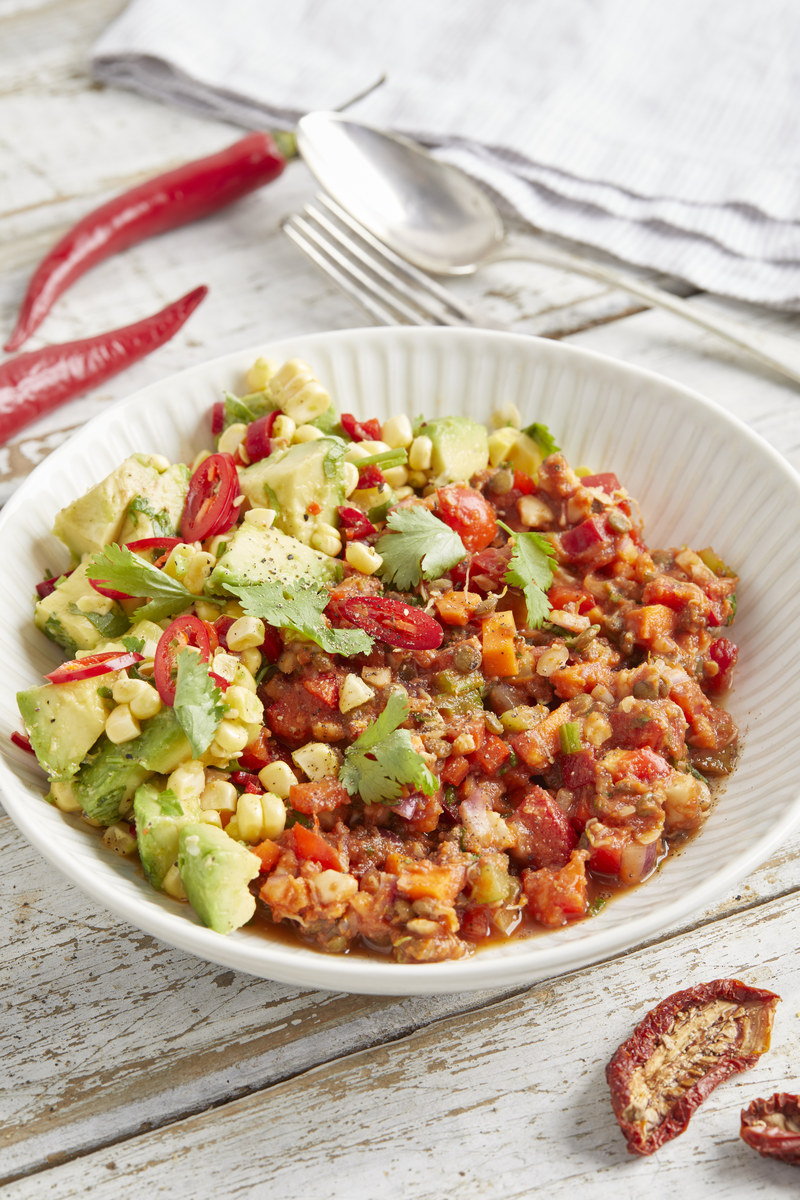 请根据下面的文案写一份相似的模板 描述更有画面感和诱惑力文字数量大致相同锅中倒入洗净的大米加胡萝卜玉米香菇青豆铺上小孩爱吃的虾仁少许食用油好吃的关键倒入这袋焖饭酱汁对比了好多家还是它家的更好吃放在家平常煮饭多的水按煮饭键即可