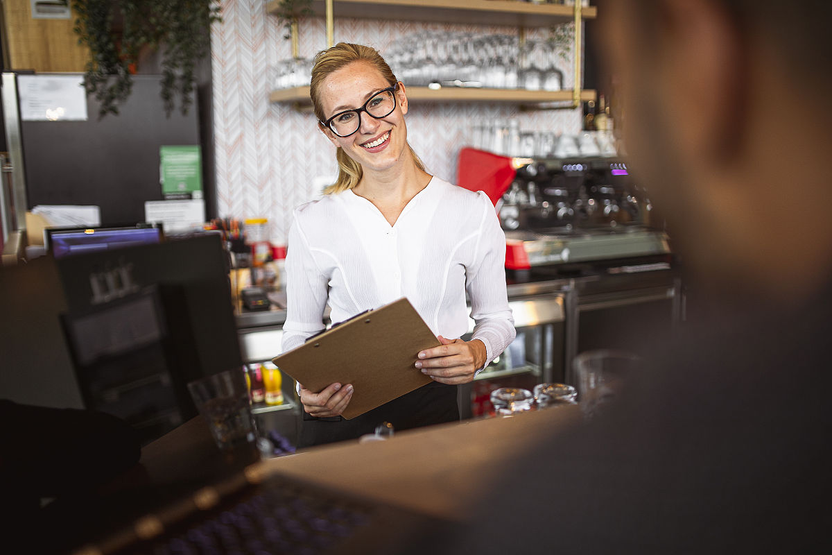 美国餐厅服务员的平均薪资一般的多少美元？