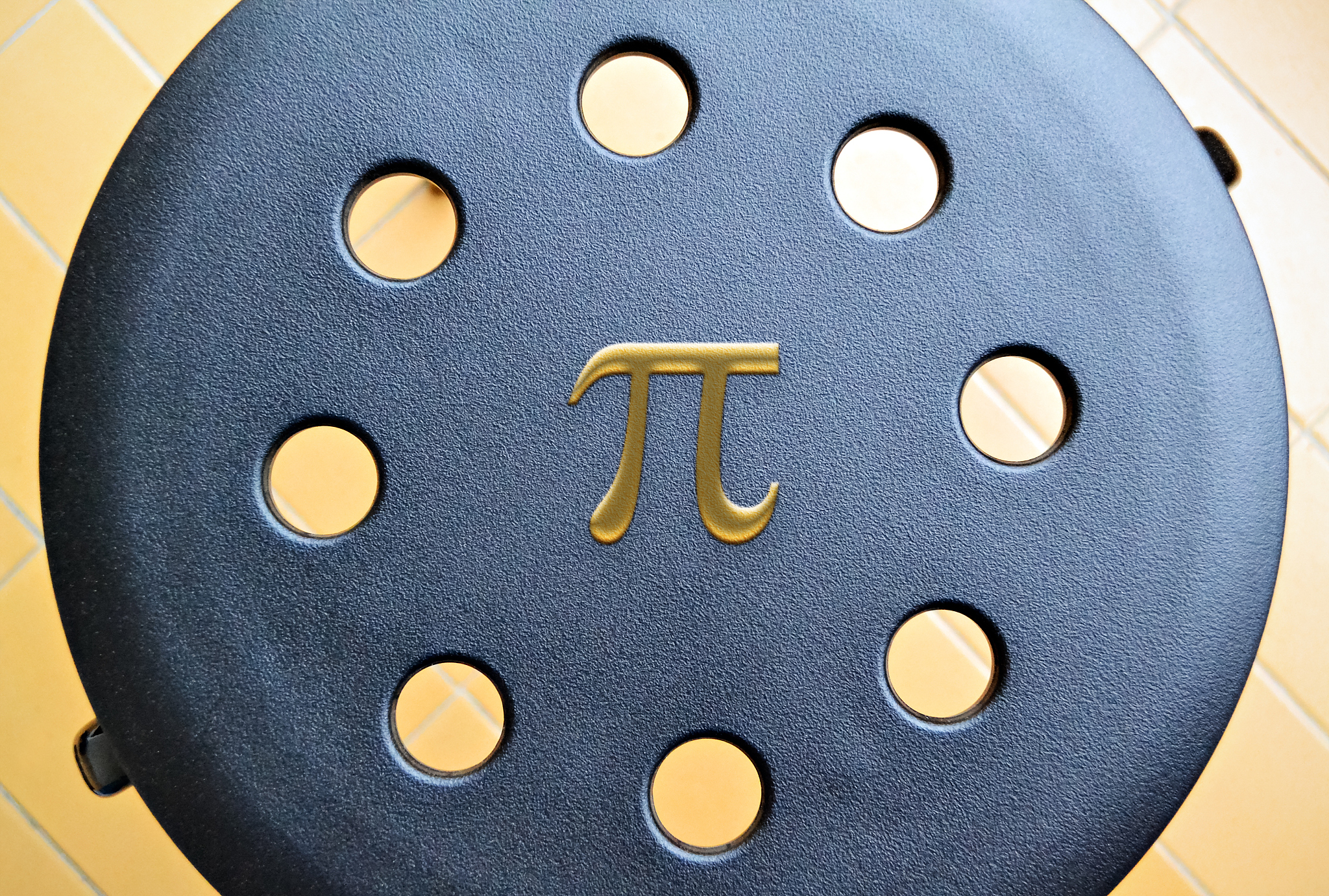 一个数的小数点向右移动两位后比原数大了594原数是几