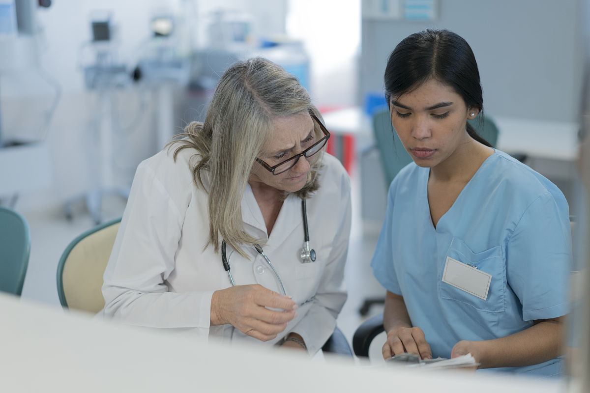 用C#写一个遍历指定文件夹，（子文件夹名称由日期组成，例如：2023年3月23日，就是20230323）删除30之前的子文件夹及其文件，的windwos服务，指定文件夹路径可使用配置文件配置