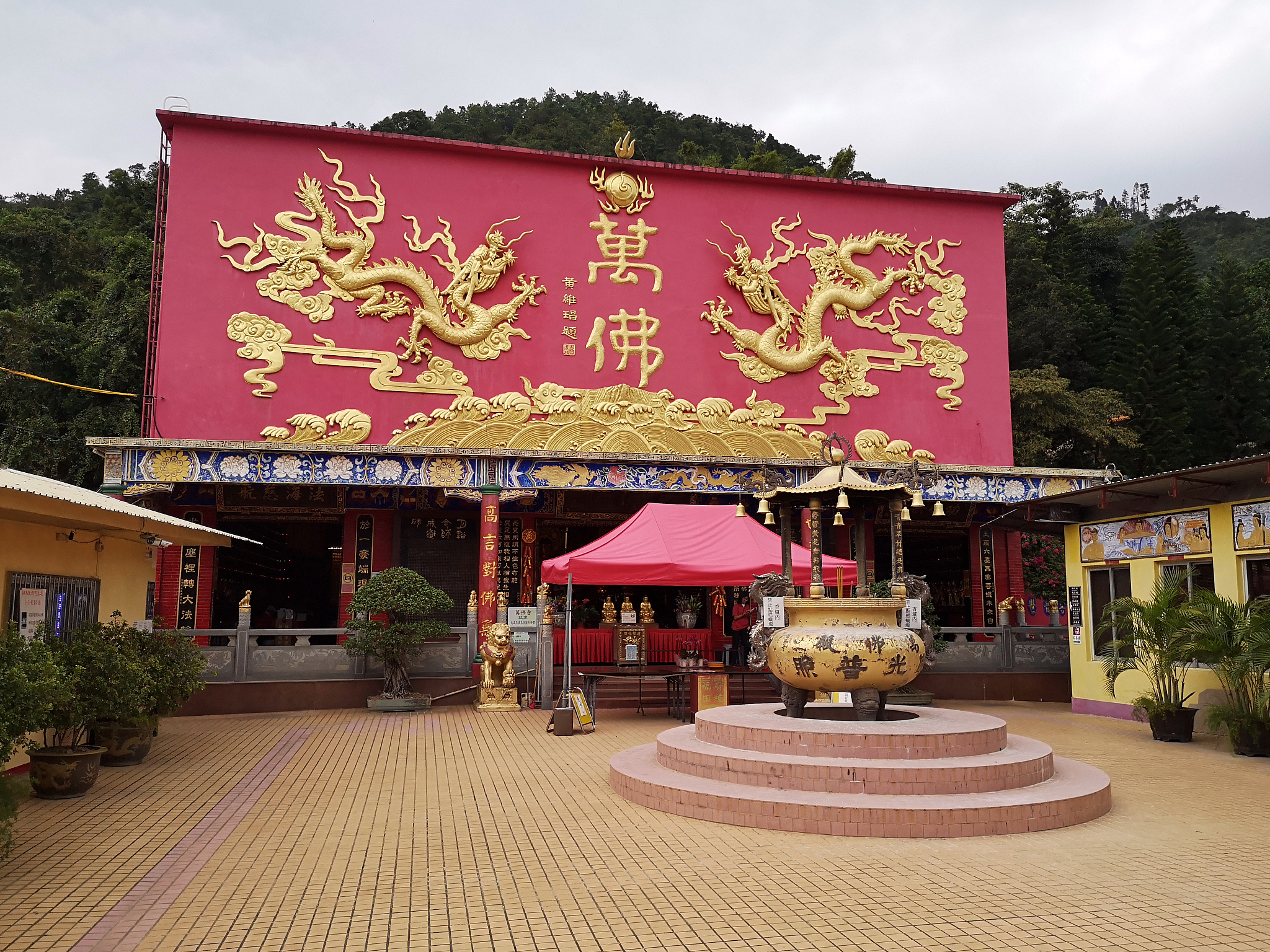 ---Where would you like to go tomorrow Huangguoshu Waterfall or Dragon Palace---_________is OK for me Its up to you 贵州-安顺	A Either 	B Neither	C Both 	D all