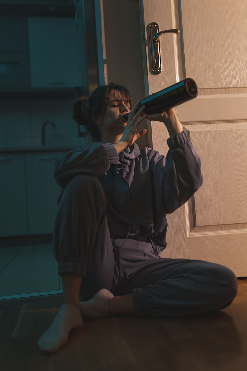 写一个关于非自杀性自伤的综述