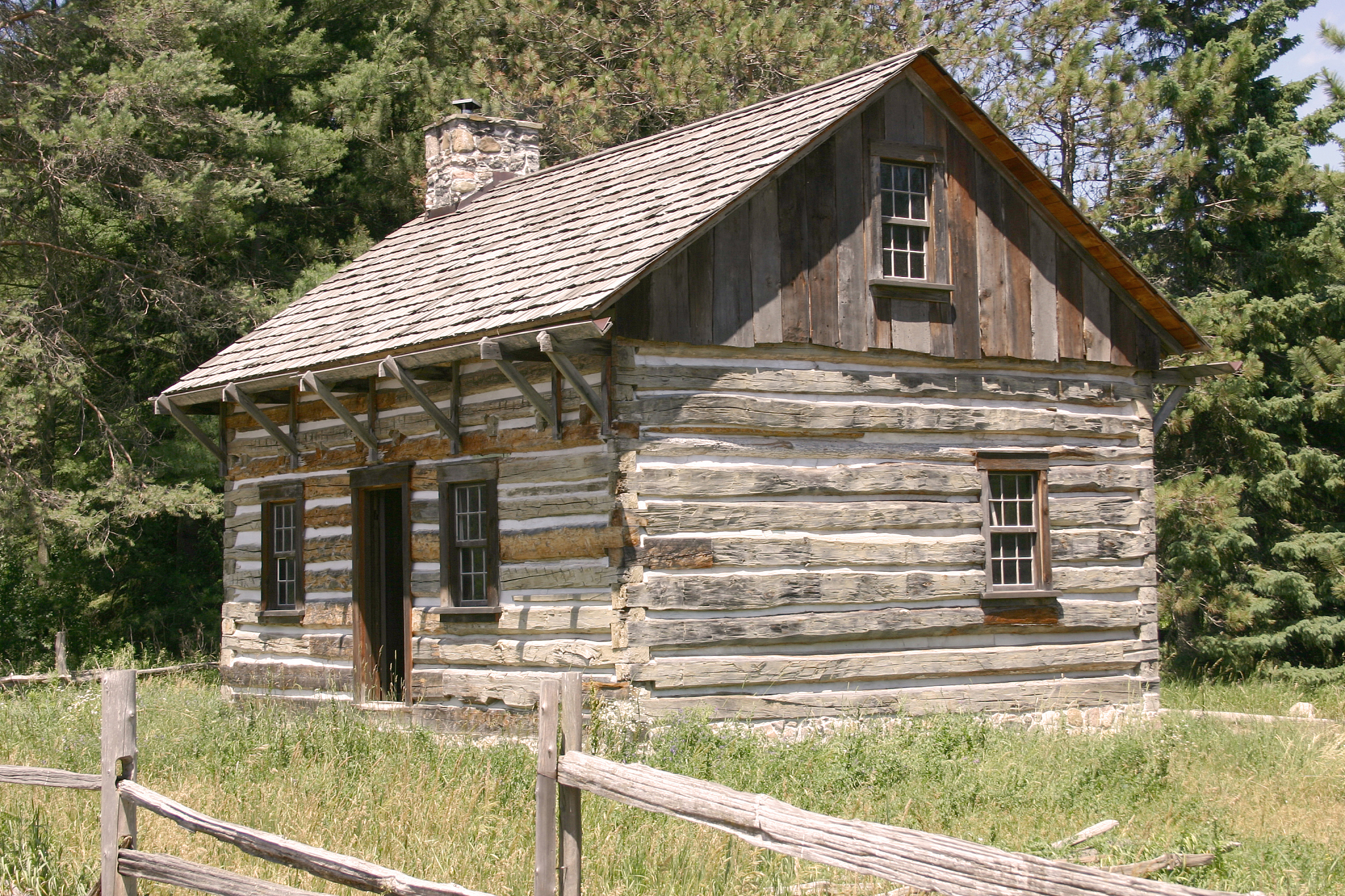 以买房的大妈的语气自然地用英文翻译这段话：这个房子位置嘛还可以啊但是这个房子太老了二十年房龄有了吧。
