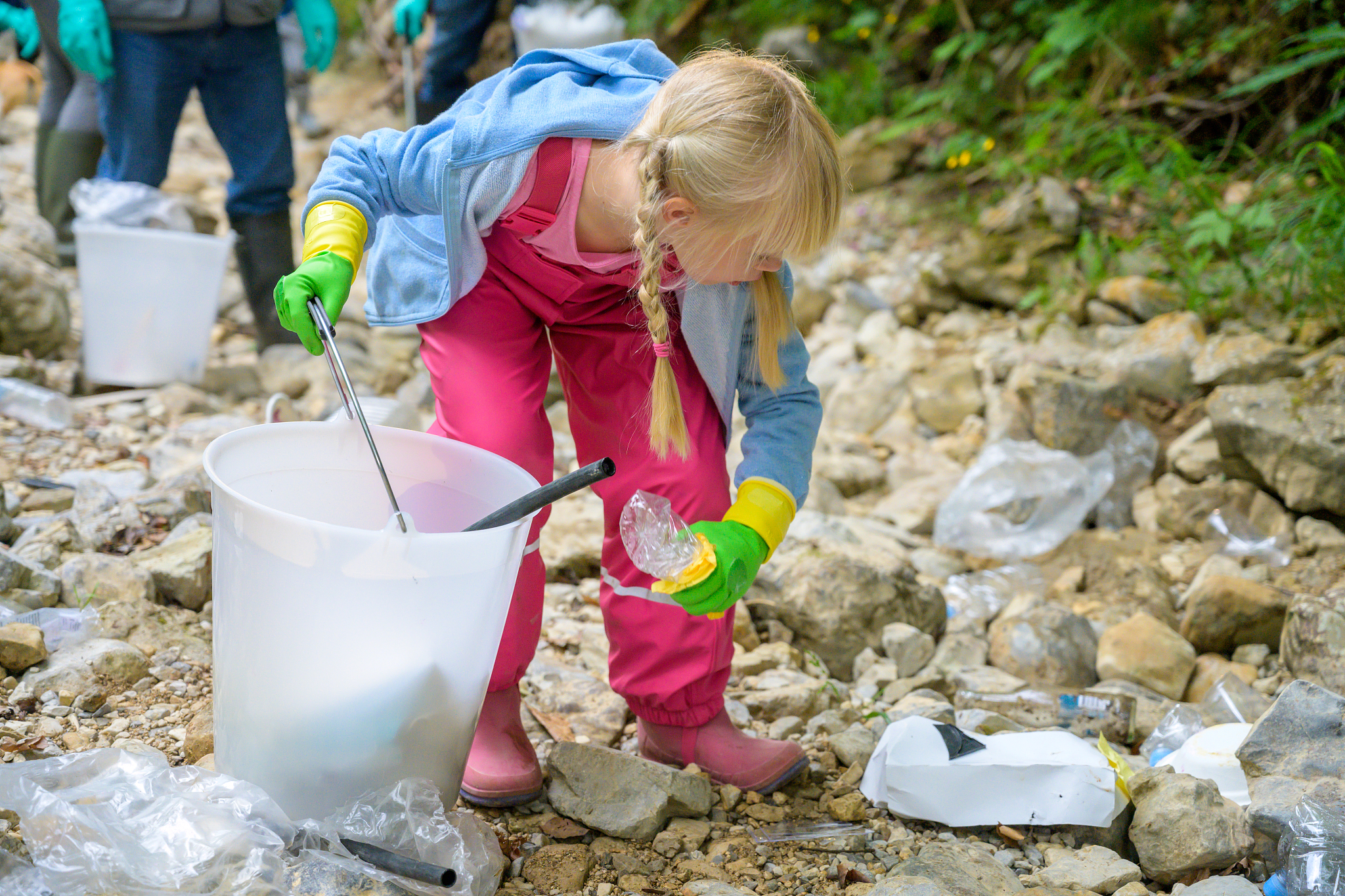 女子带孩子吃饭故意往菜里扔头发 写文章该从哪几个方面来写