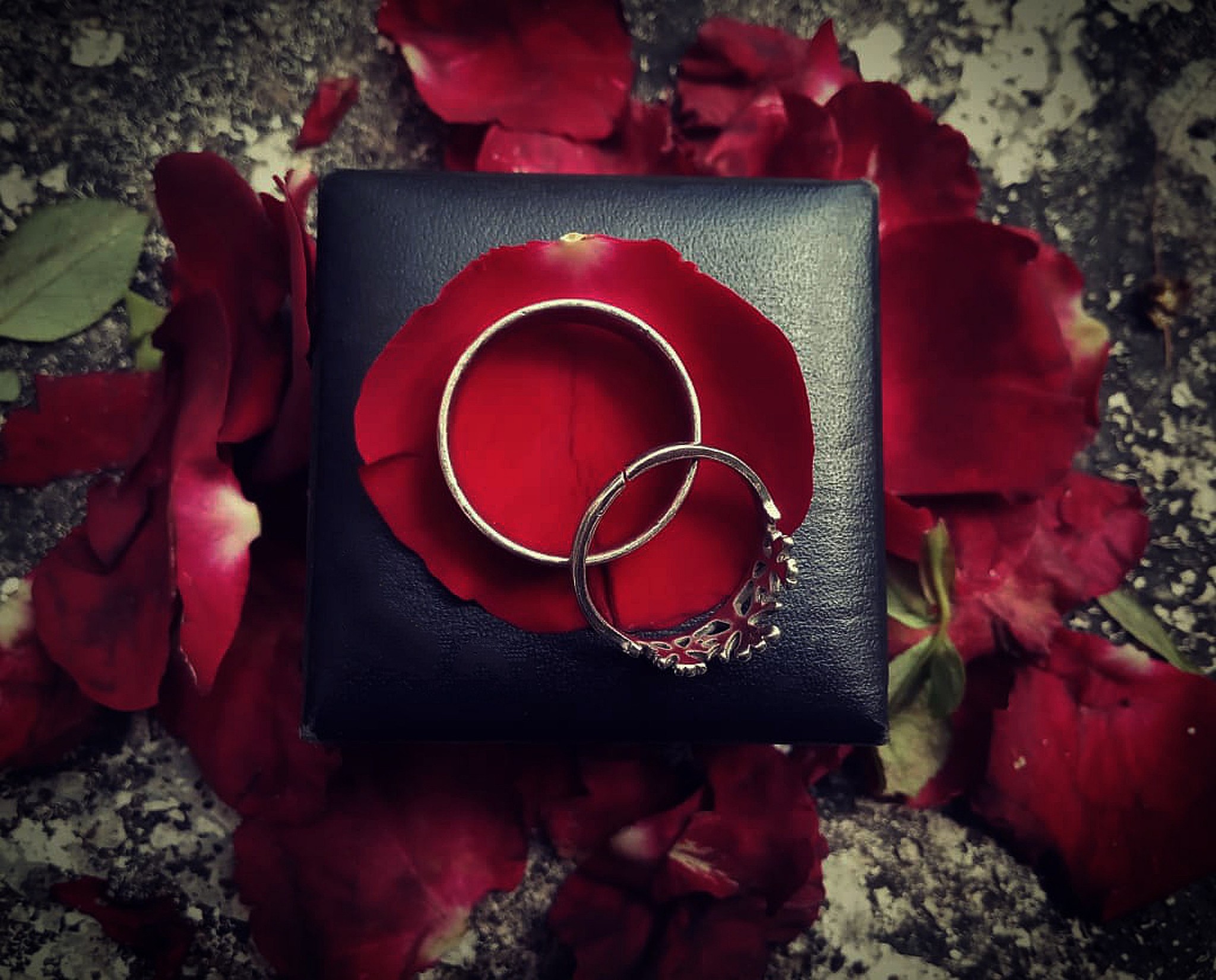 2023年七夕情人节将至Dior迪奥于近期便在6月1日才正式上线的官方在线购物服务精选多款由女装创意总监Maria Grazia Chiuri以创办人迪奥先生热爱花卉为发想的「Florilegio」主题图腾商品美洋海购bouluxury特别要推荐当中的3款经典包款从实用的「Book Tote」托特包到优雅的「Lady Dior」给群友们NO1的梦幻包包清单相信绝对能打中女孩心。根据这个话题进行润色