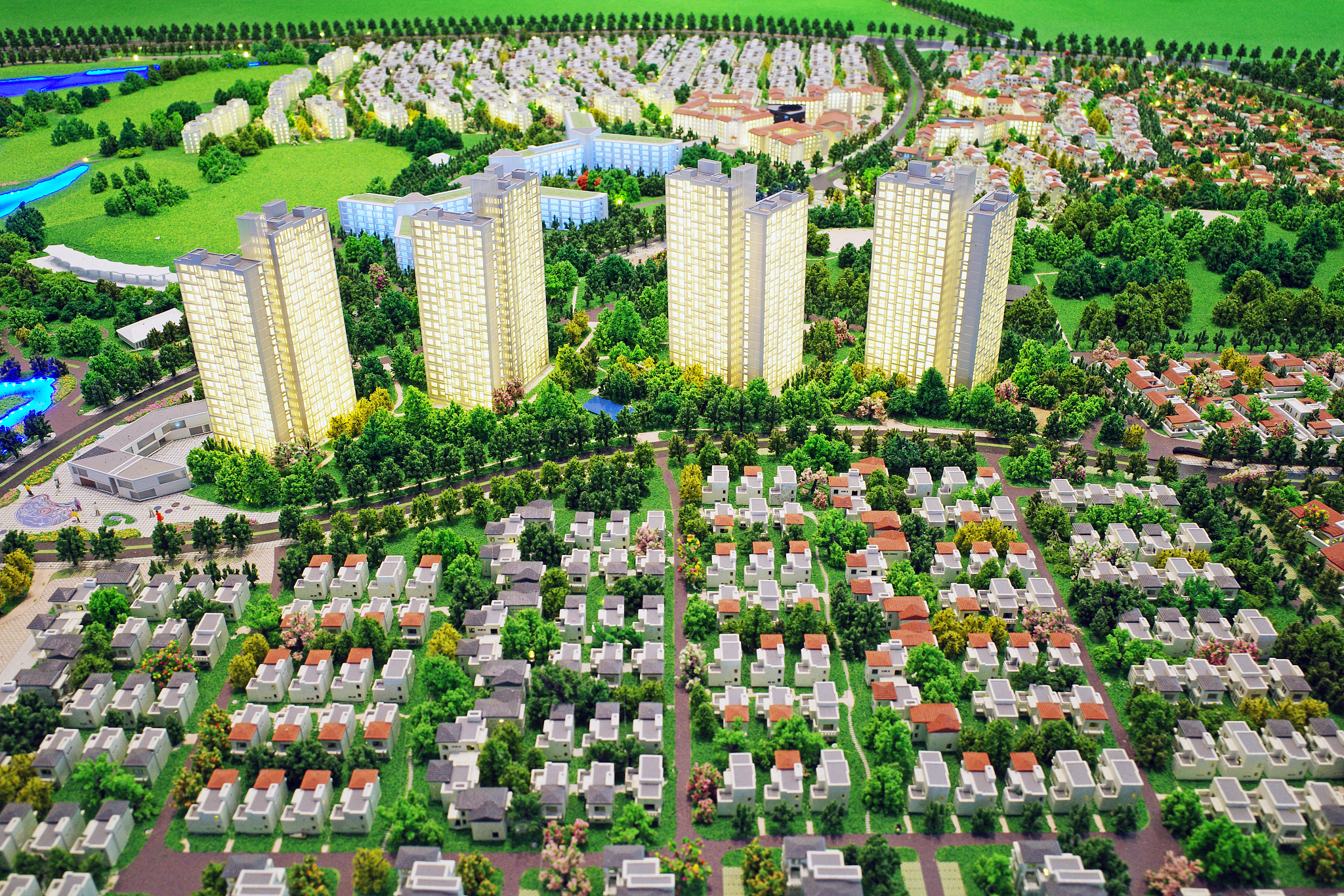 我要采访写黄山风景区的浦西庄园房地产开发项目的总经理总经理来自福建做房地产行业20多年了帮我准备10个采访问题