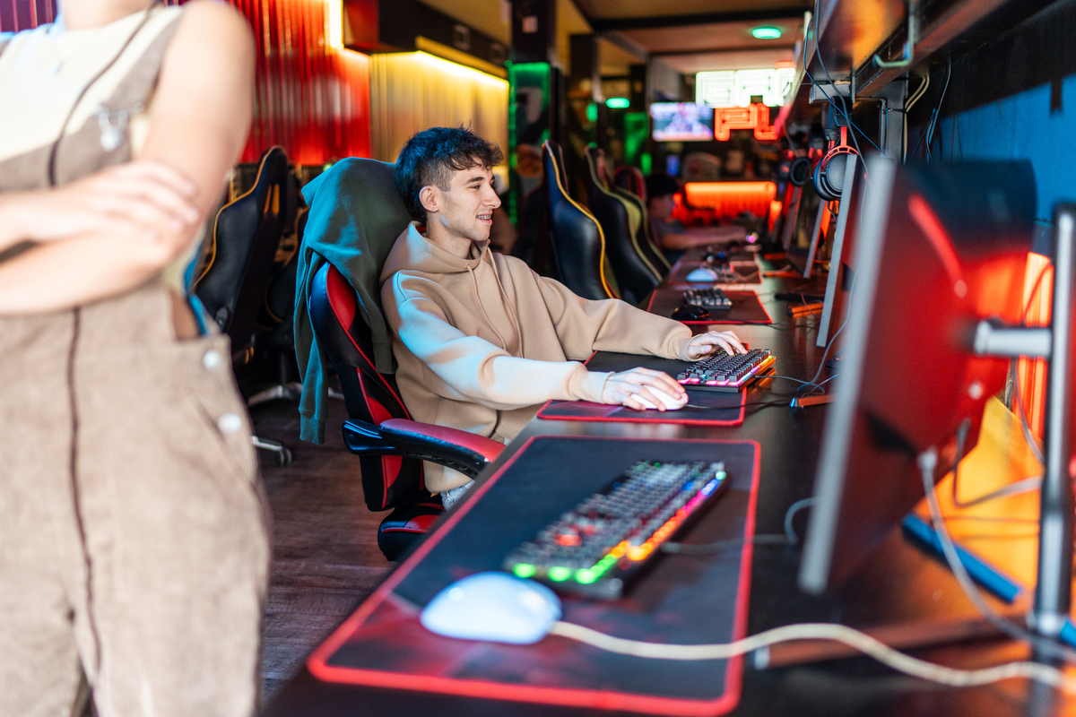 写一段英文的主题为电子游戏的每人演讲一分钟时间的对话稿