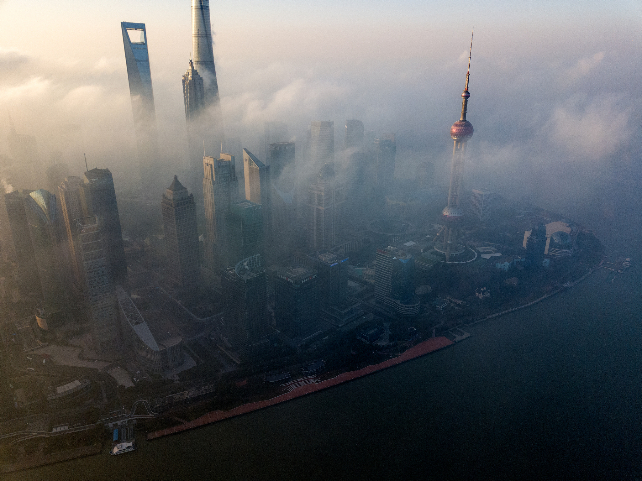 你好，请帮我用上海的阴天编写一首诗