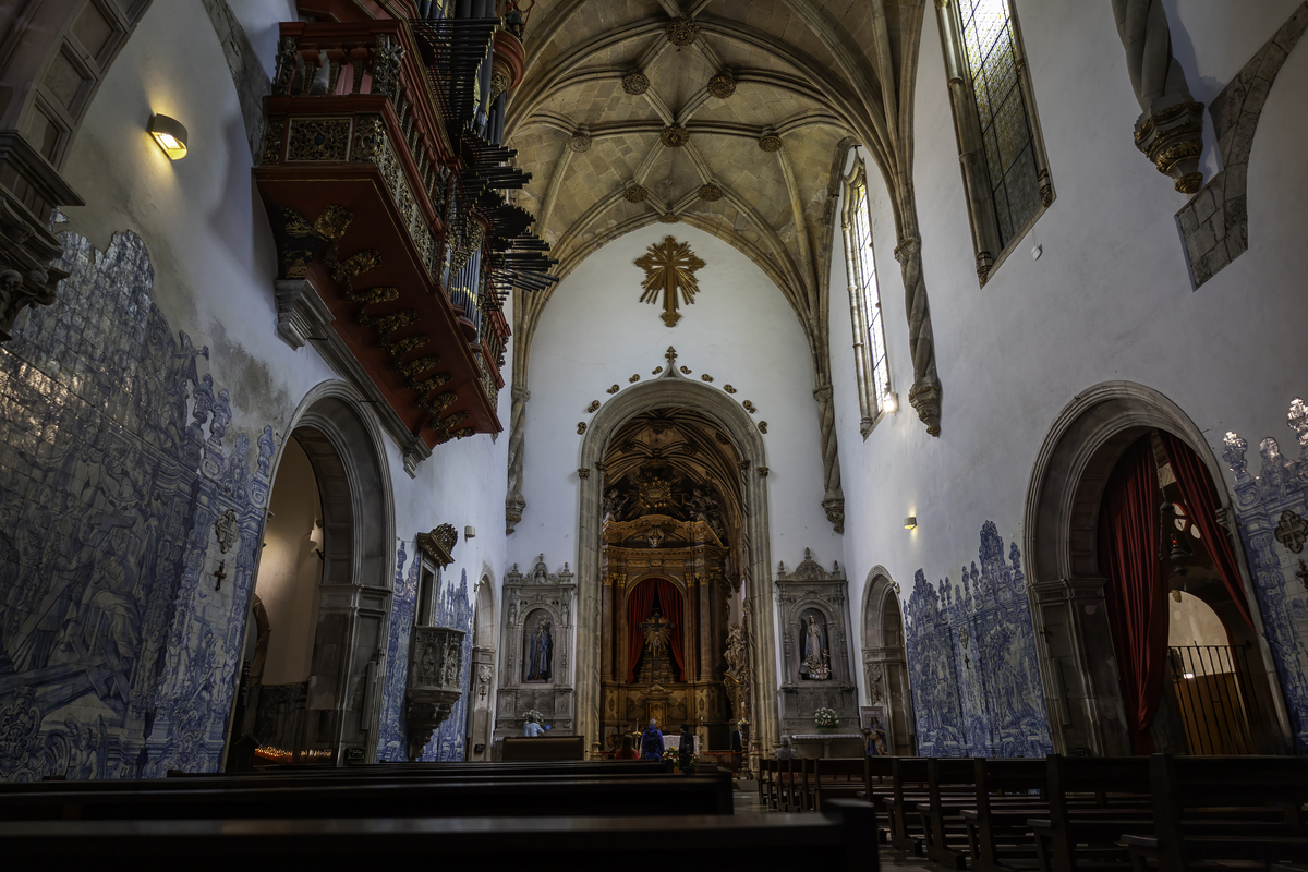 提炼重要的五个关键词 Christianity dominated medieval Italy- Roman Catholicism became the state religion- Churches and monasteries were widespread in Italy- converte into Christian churches- restore and altered