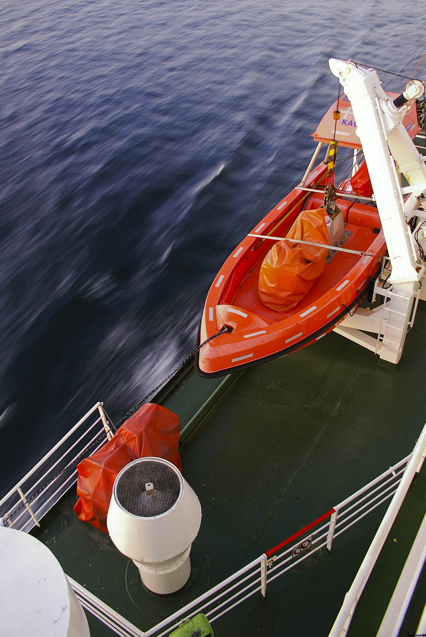 The presence of water was observed both inside the packaging and on the cargo