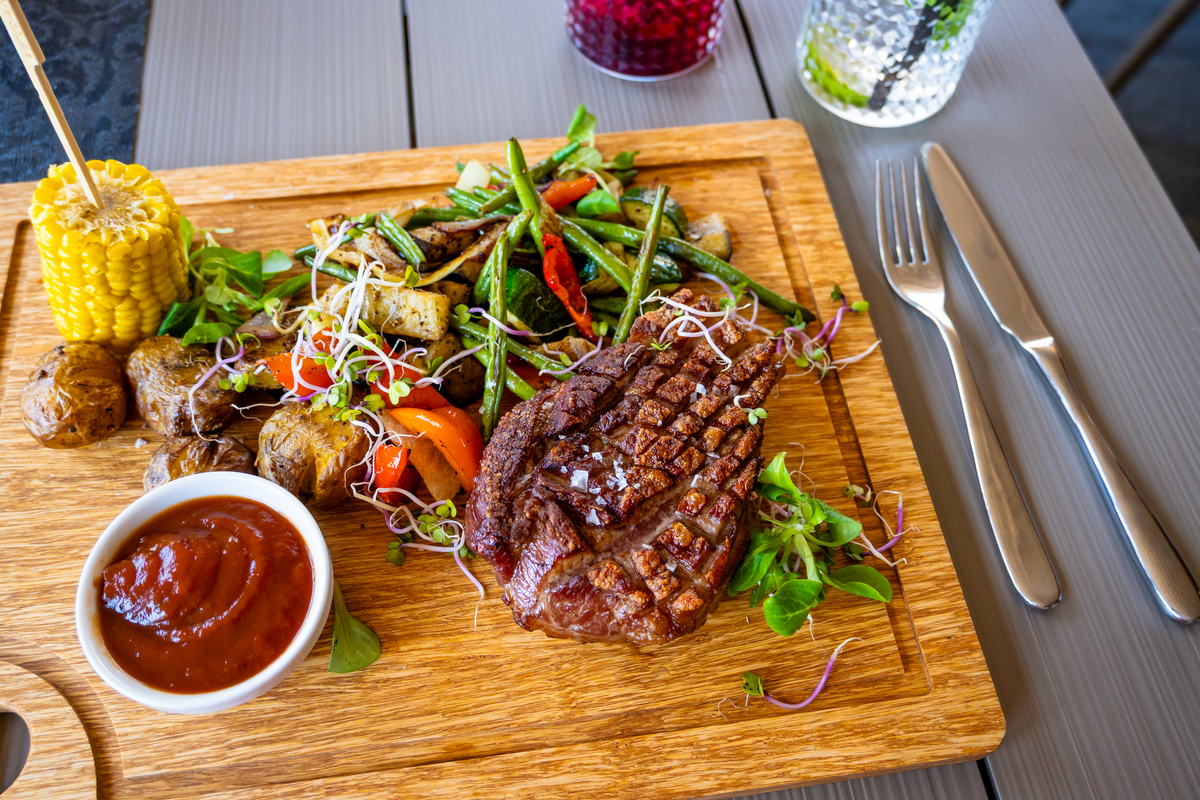 T-bone and Ribeye I dont do that tomahawk stuff Thats just for show Its a Show off Vain Pay way too much for way too little If I want an extremely thick ribeye I by a rib roast and cut it how I l