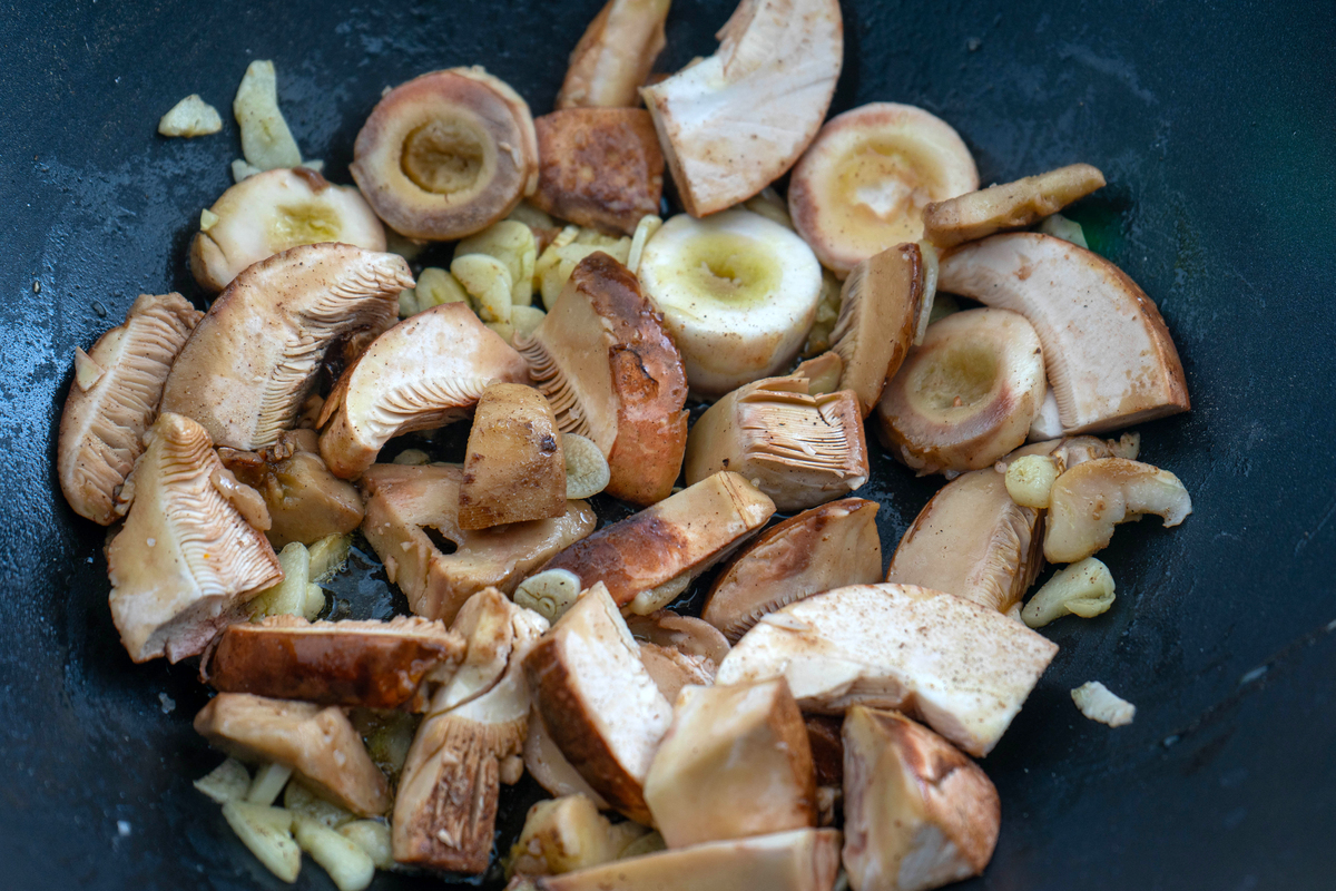 平菇炒出来发苦能吃吗，