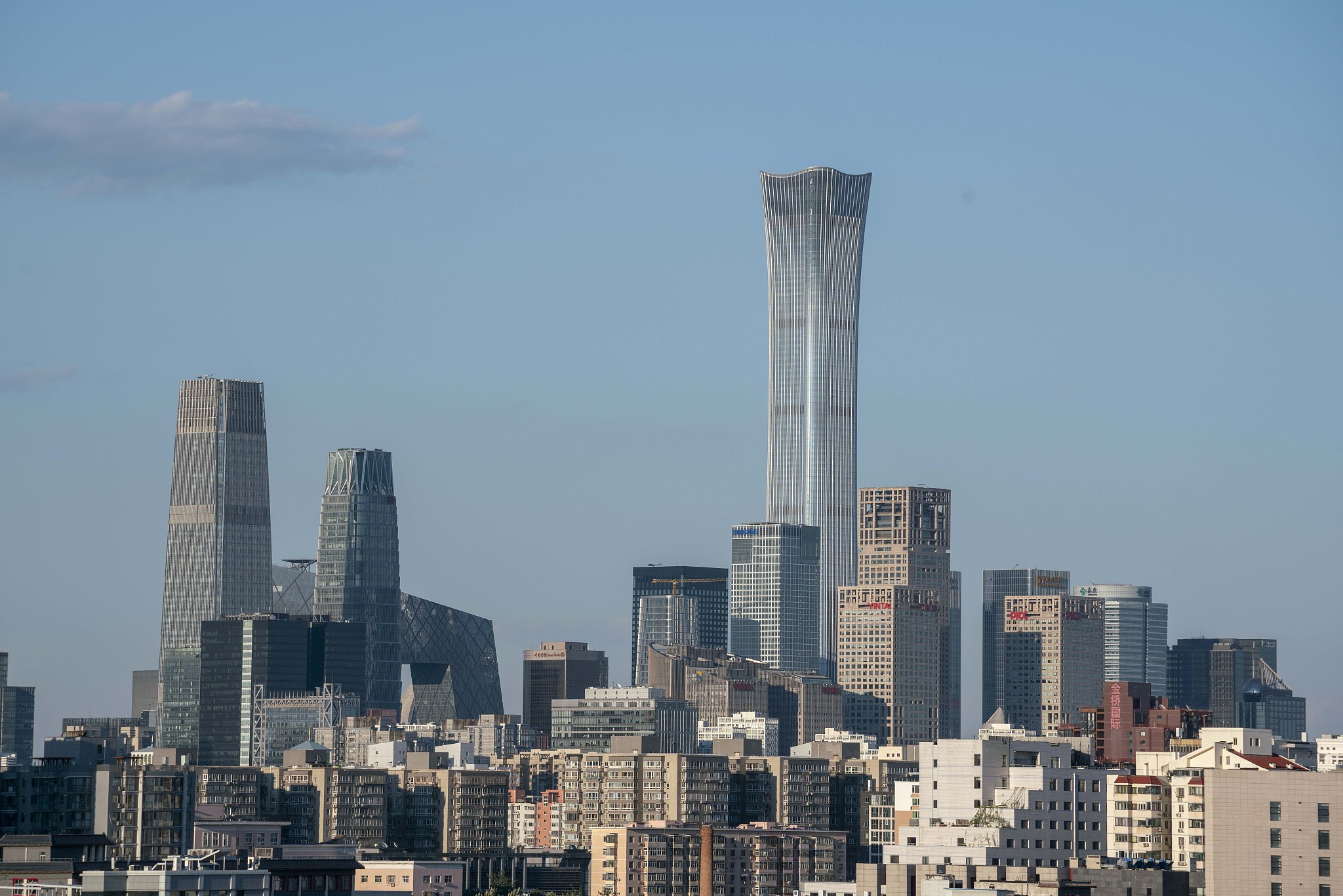 阔写这段话：从抽象的理论角度看中心城市产业的功能与作用可概括为聚集和扩散两个方面。